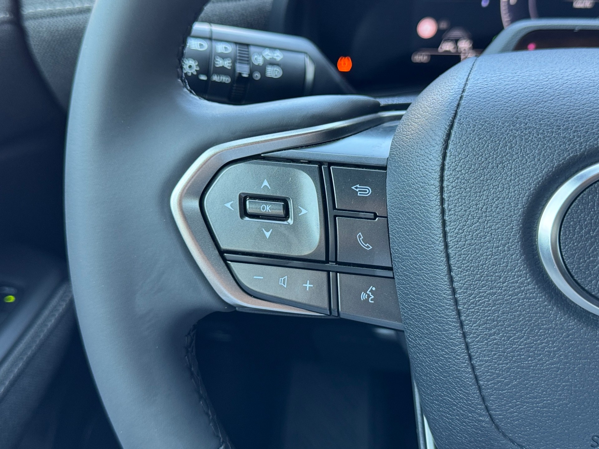LEXUS LBX FWD Impression CVT-image-15
