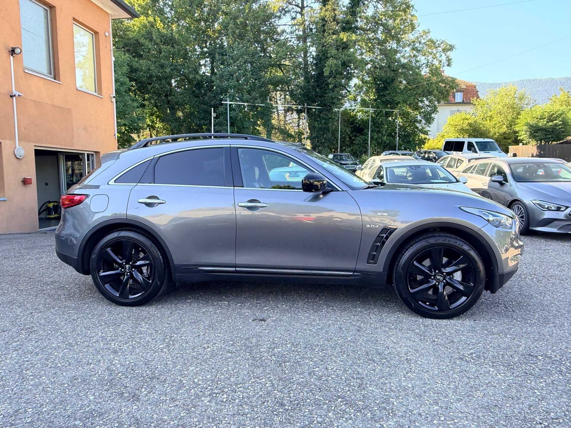 INFINITI QX70 3.0d S Premium AWD Automatic-image-3