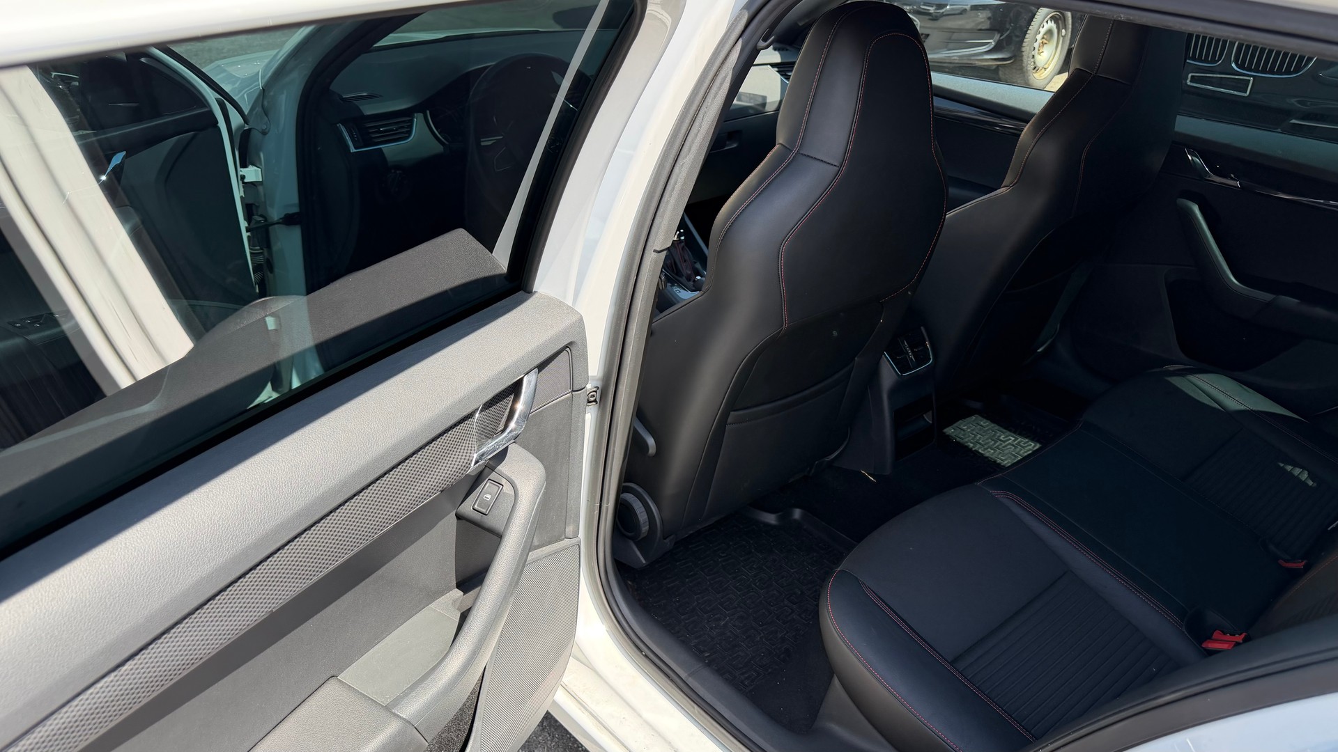 SKODA Octavia Combi 2.0 TSI RS DSG-image-10