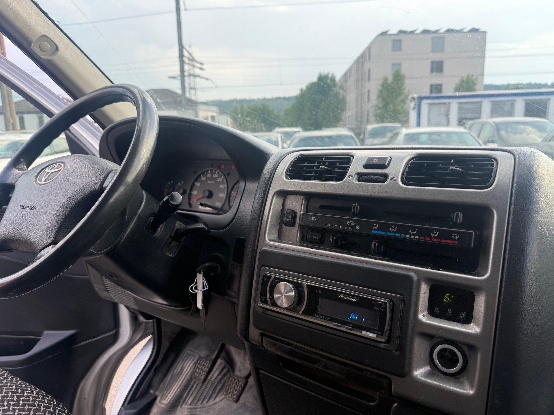 TOYOTA Hiace D-4D Van 4WD SWB-image-5