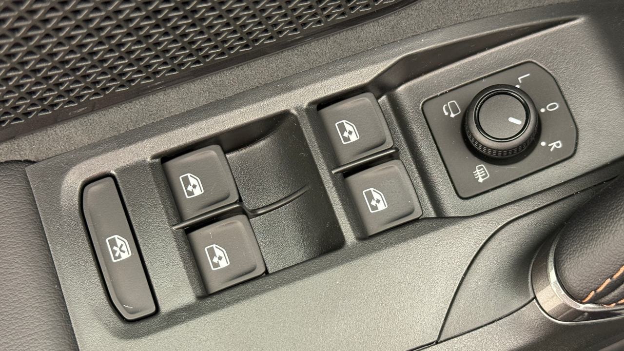 CUPRA LEON 1.5 e-HYBRID pHEV VZ Black Edition-image-8