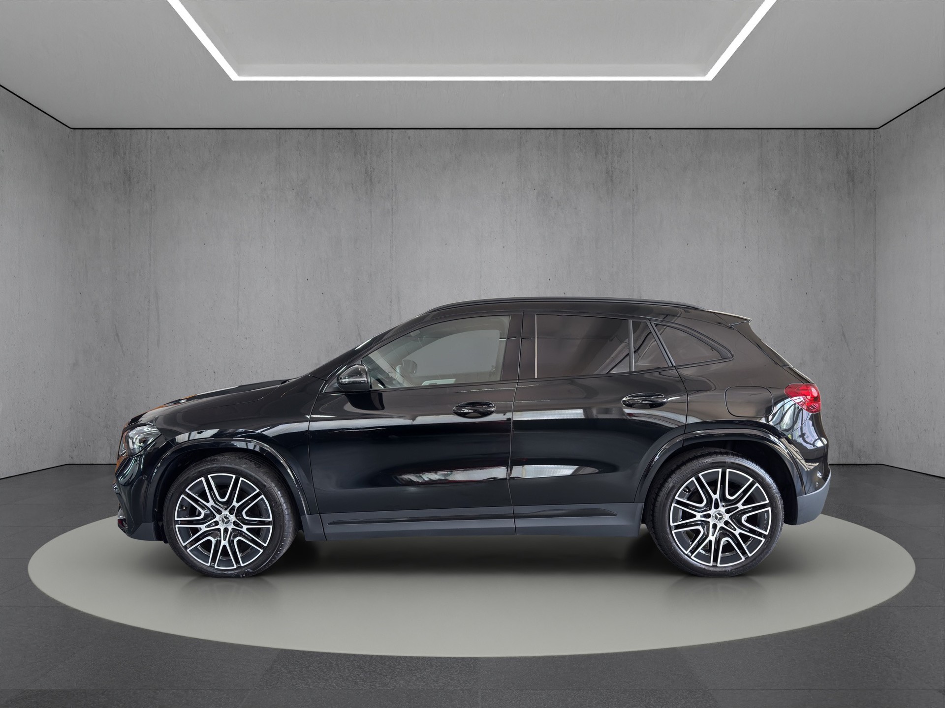 MERCEDES-BENZ GLA 200 Night Edition AMG Line 7G-DCT "20"Alu-AHK-Pano-RF.-Kamera"-showroom-element-2