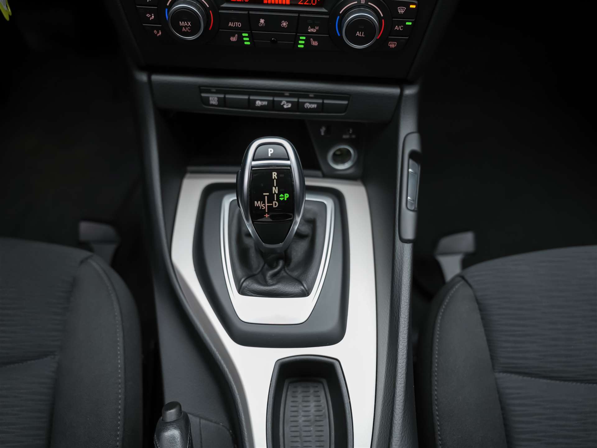 BMW X1 xDrive 20i Steptronic *CH Auto*LED*Sitzheizung*Tempomat*-image-19
