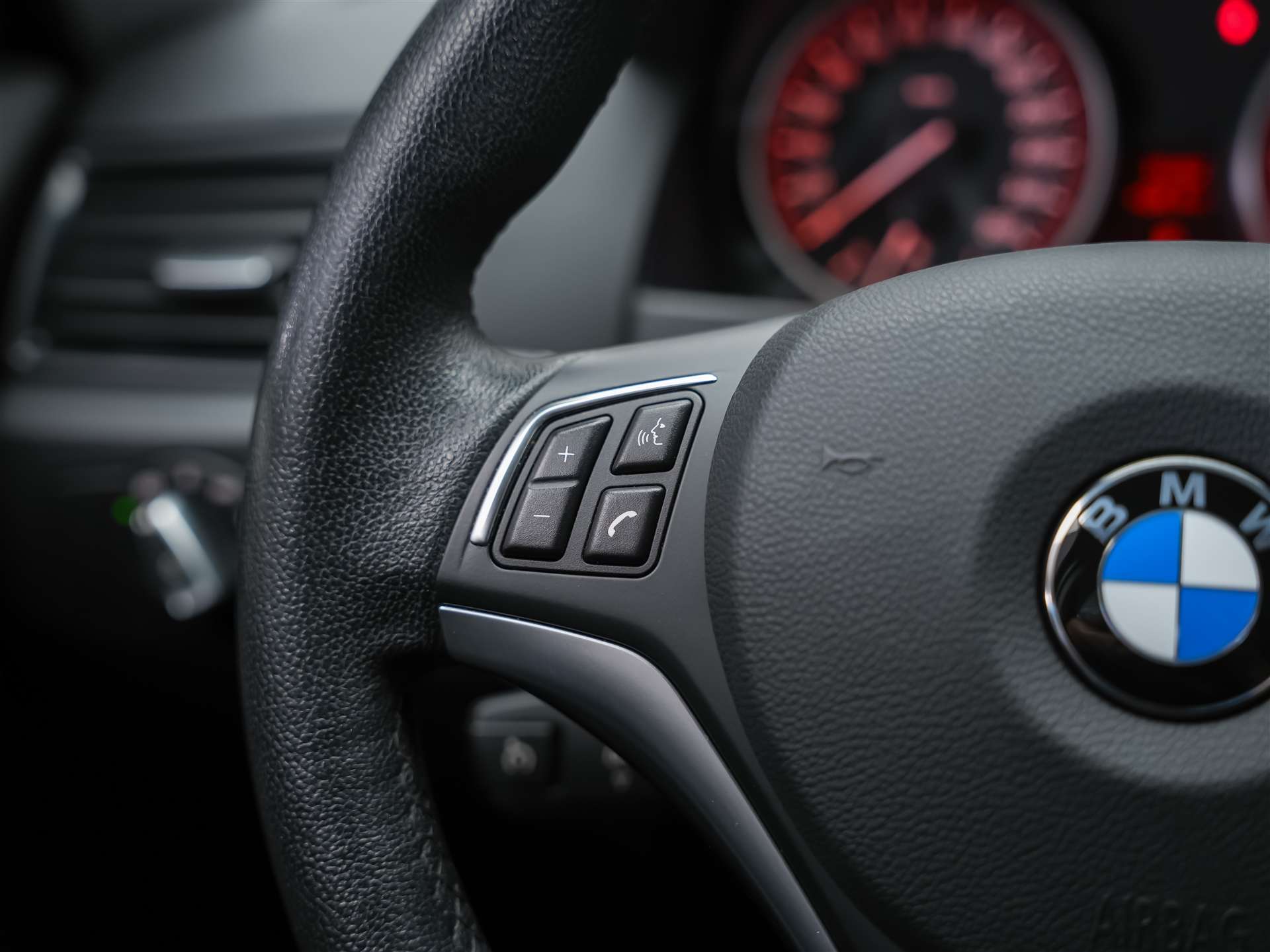 BMW X1 xDrive 20i Steptronic *CH Auto*LED*Sitzheizung*Tempomat*-image-26