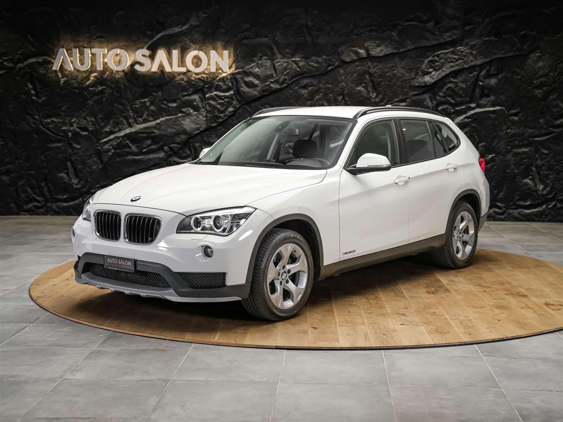 BMW X1 xDrive 20i Steptronic *CH Auto*LED*Sitzheizung*Tempomat*-image-0