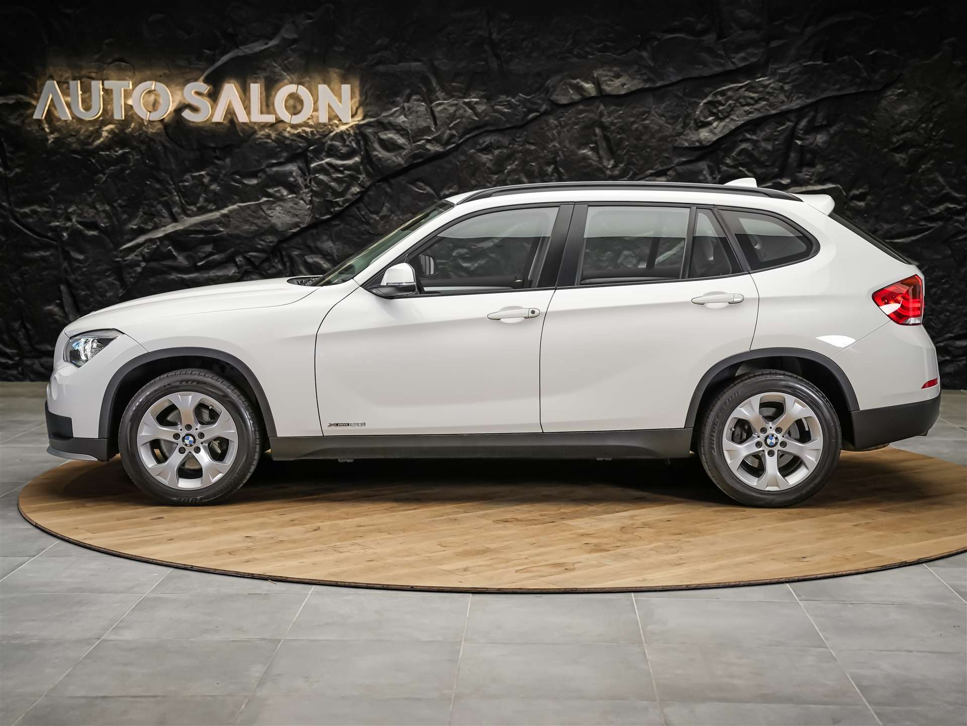 BMW X1 xDrive 20i Steptronic *CH Auto*LED*Sitzheizung*Tempomat*-image-1