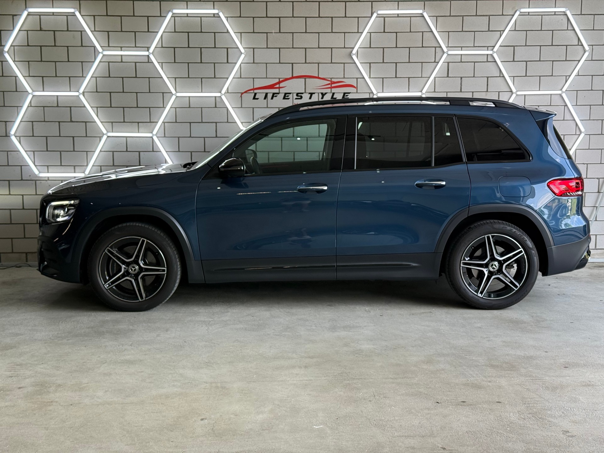 MERCEDES-BENZ GLB 250 4Matic AMG Line 8G-Tronic-image-1