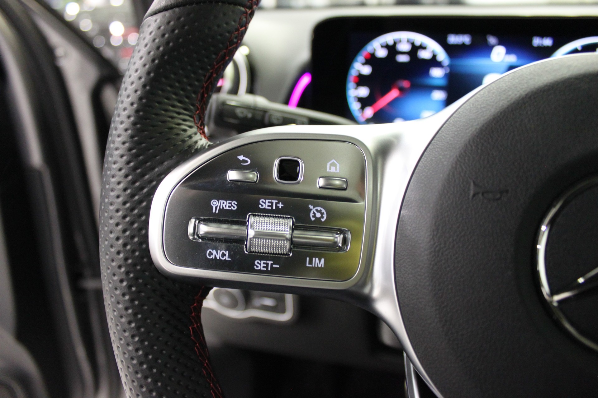 MERCEDES-BENZ EQB 350 AMG Line 4Matic 4x4 (CH)-image-11