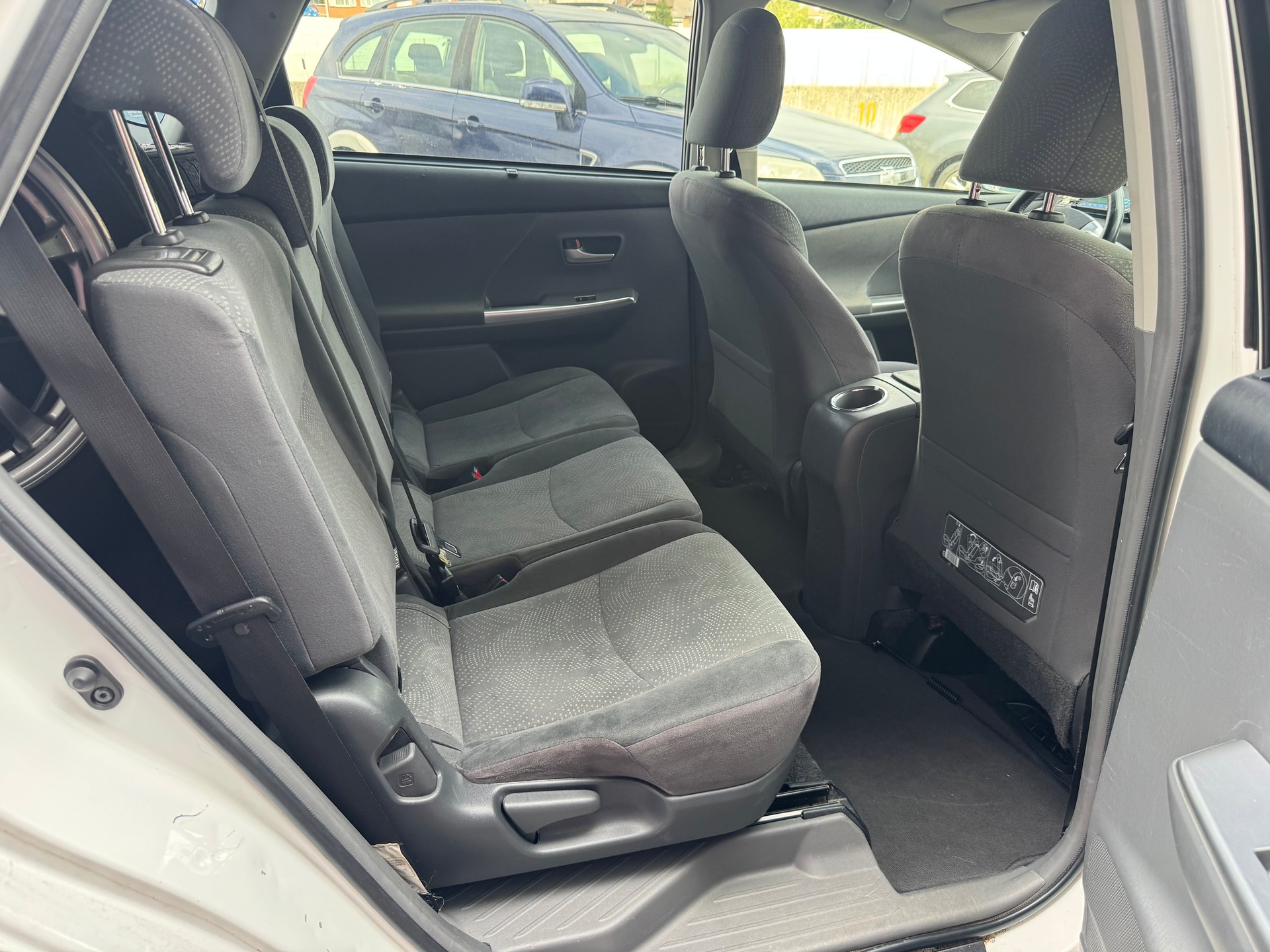TOYOTA Prius+ 1.8 VVT-i HSD Luna-image-3