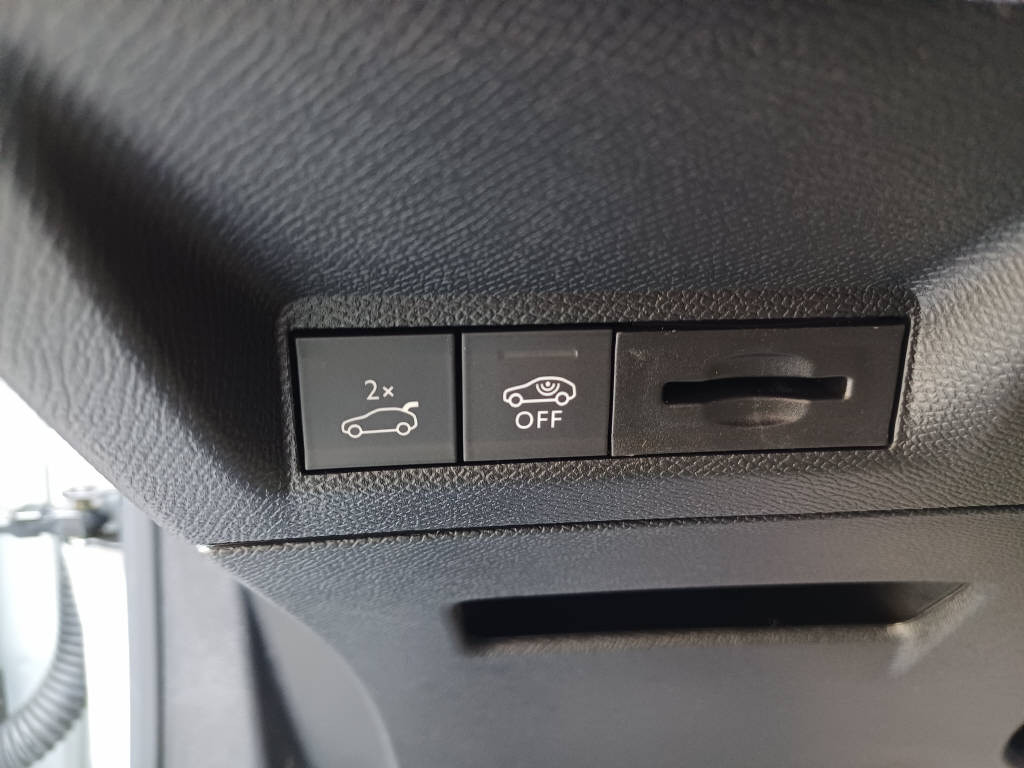 PEUGEOT 3008 1.2 Hybrid GT-image-10