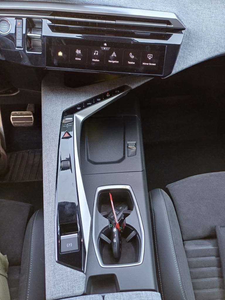 PEUGEOT 3008 1.2 Hybrid GT-image-8