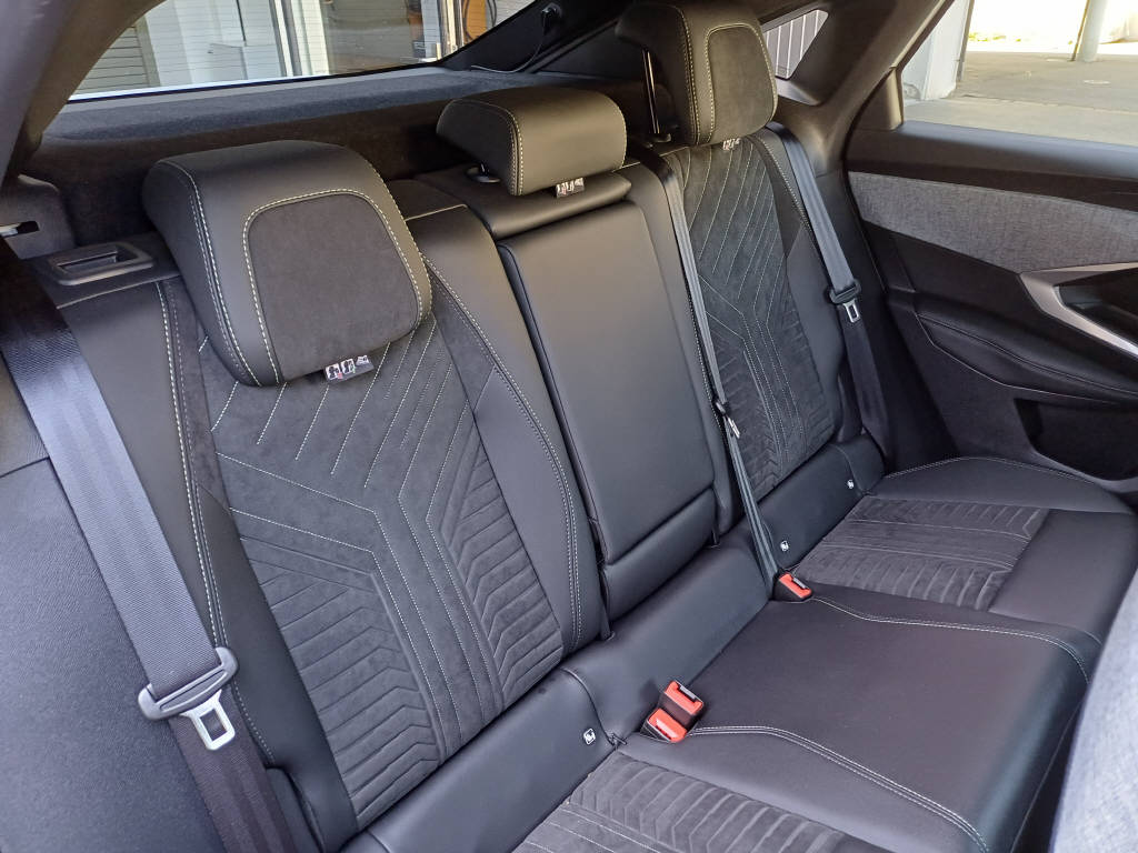 PEUGEOT 3008 1.2 Hybrid GT-image-11