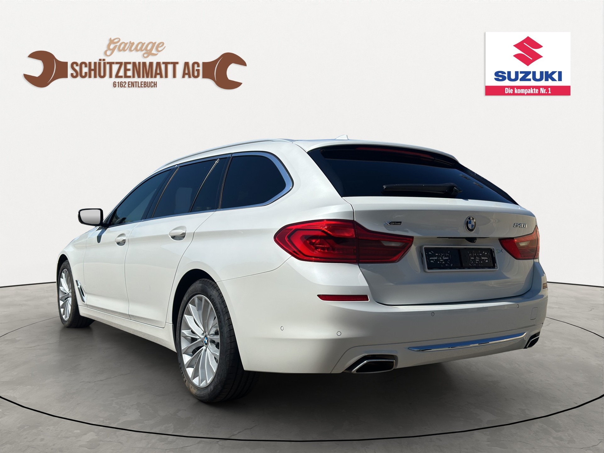 BMW 540i xDrive Touring Luxury Line Steptronic-image-2