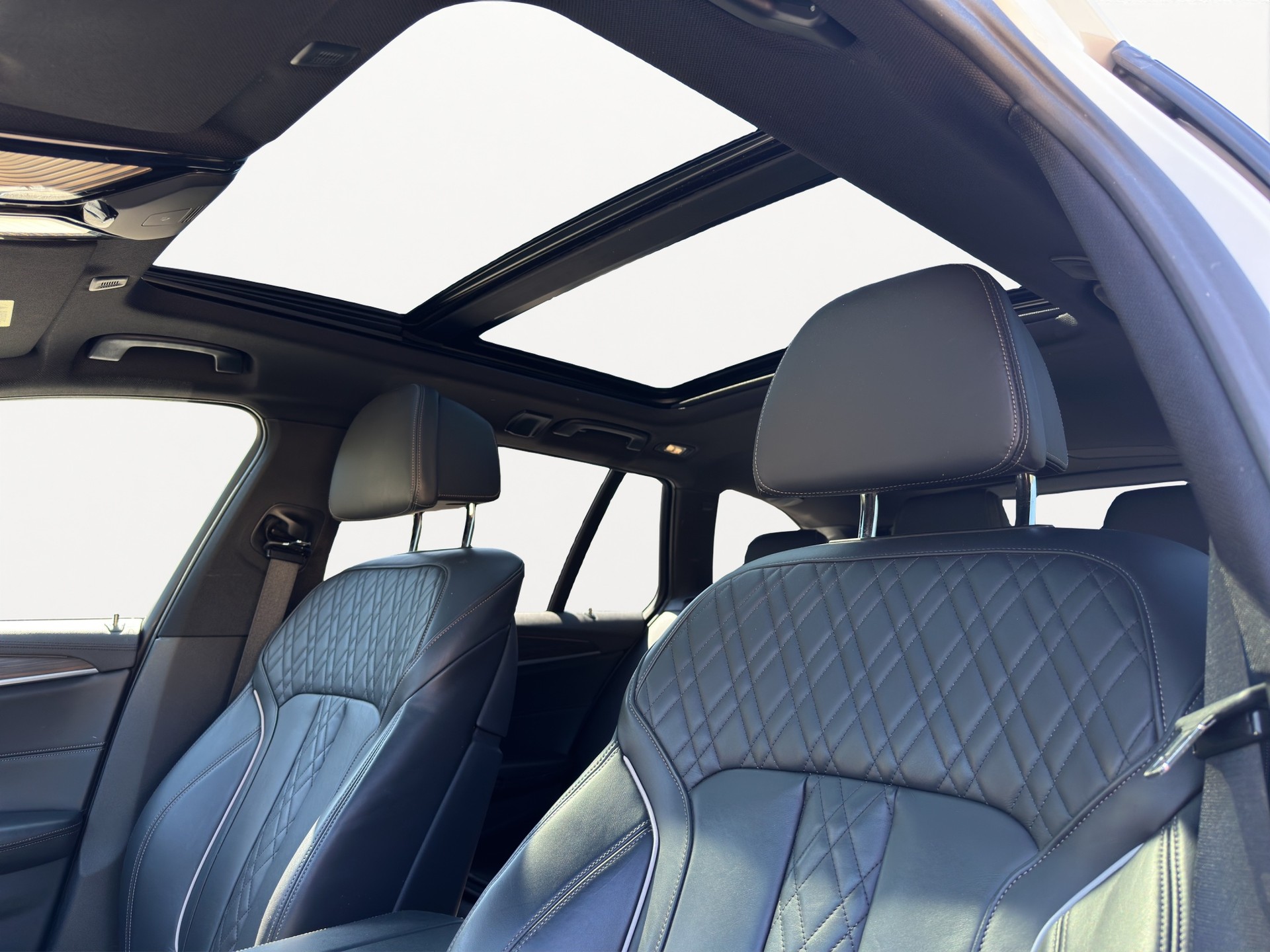 BMW 540i xDrive Touring Luxury Line Steptronic-image-4