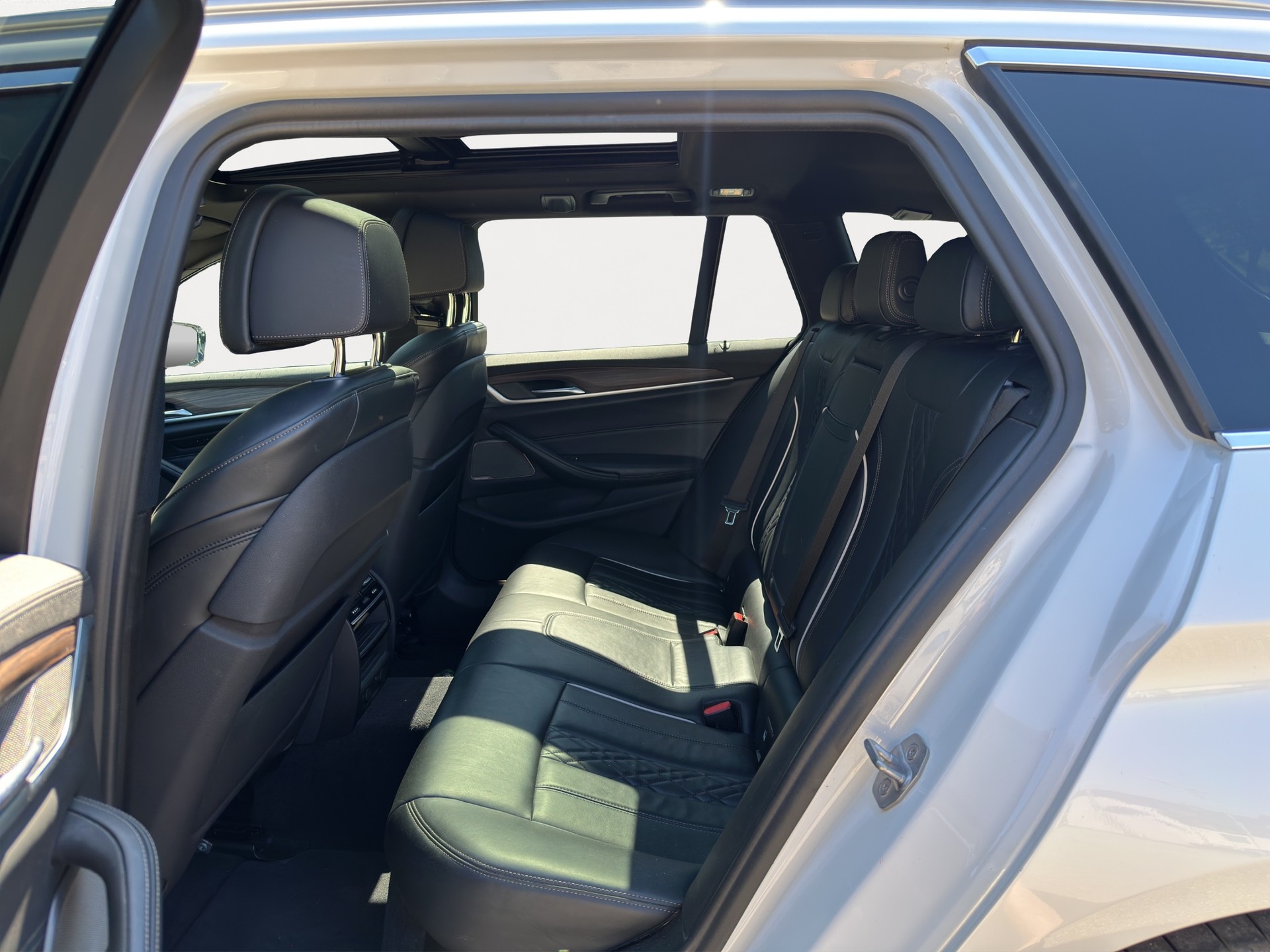 BMW 540i xDrive Touring Luxury Line Steptronic-image-6