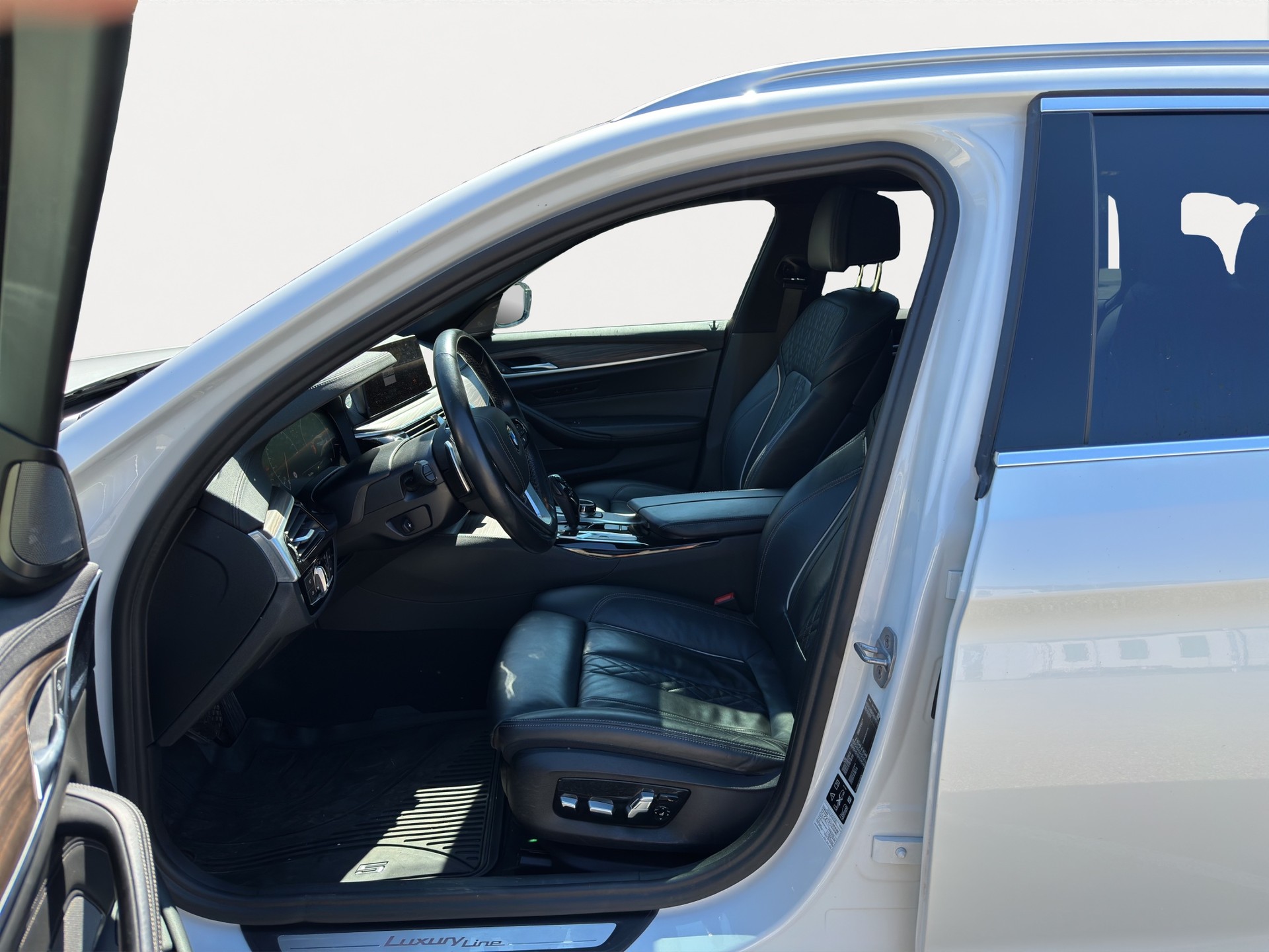 BMW 540i xDrive Touring Luxury Line Steptronic-image-5