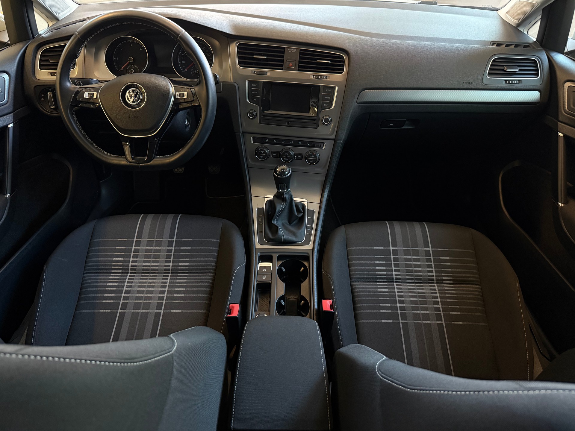 VW Golf 2.0 TDI Lounge-image-12
