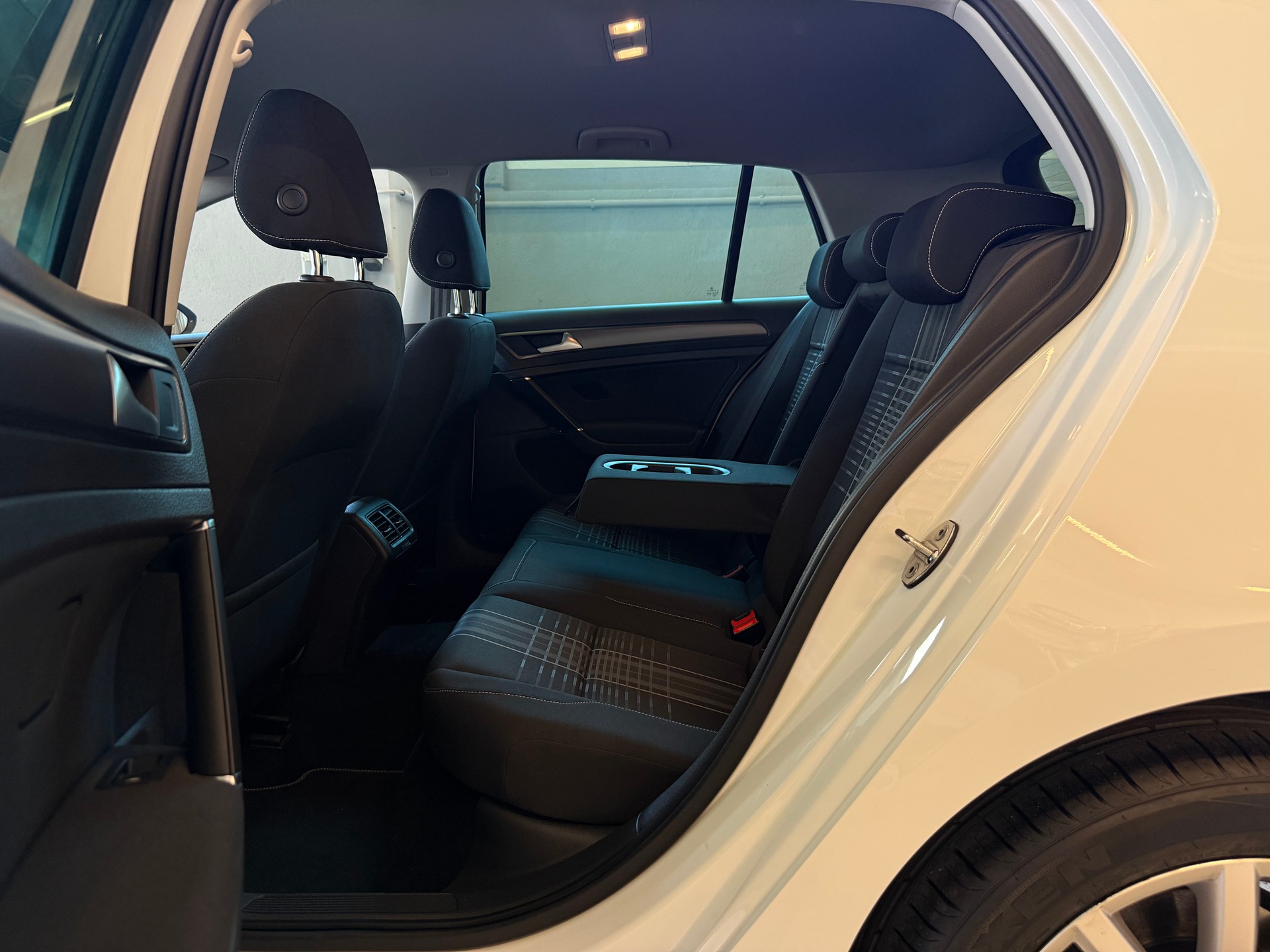 VW Golf 2.0 TDI Lounge-image-10