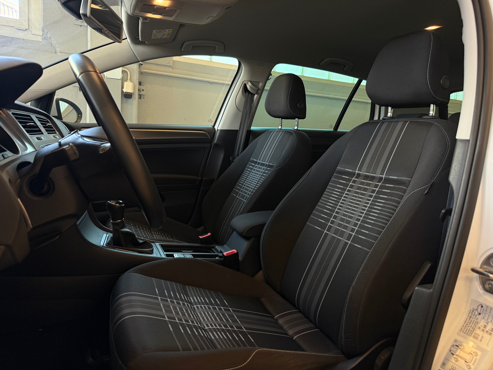 VW Golf 2.0 TDI Lounge-image-11