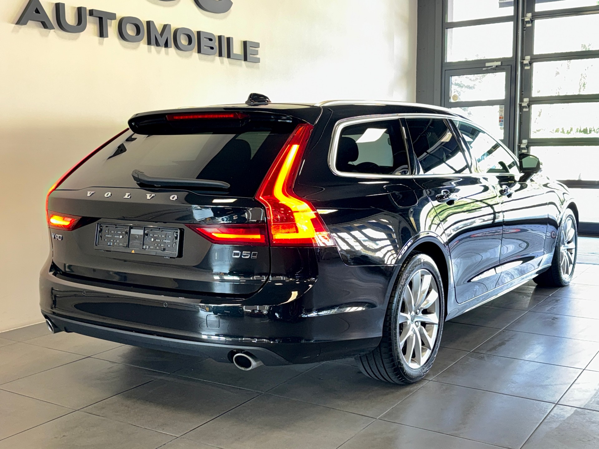 VOLVO V90 D5 AWD Momentum Geartronic Powerpulse-image-2