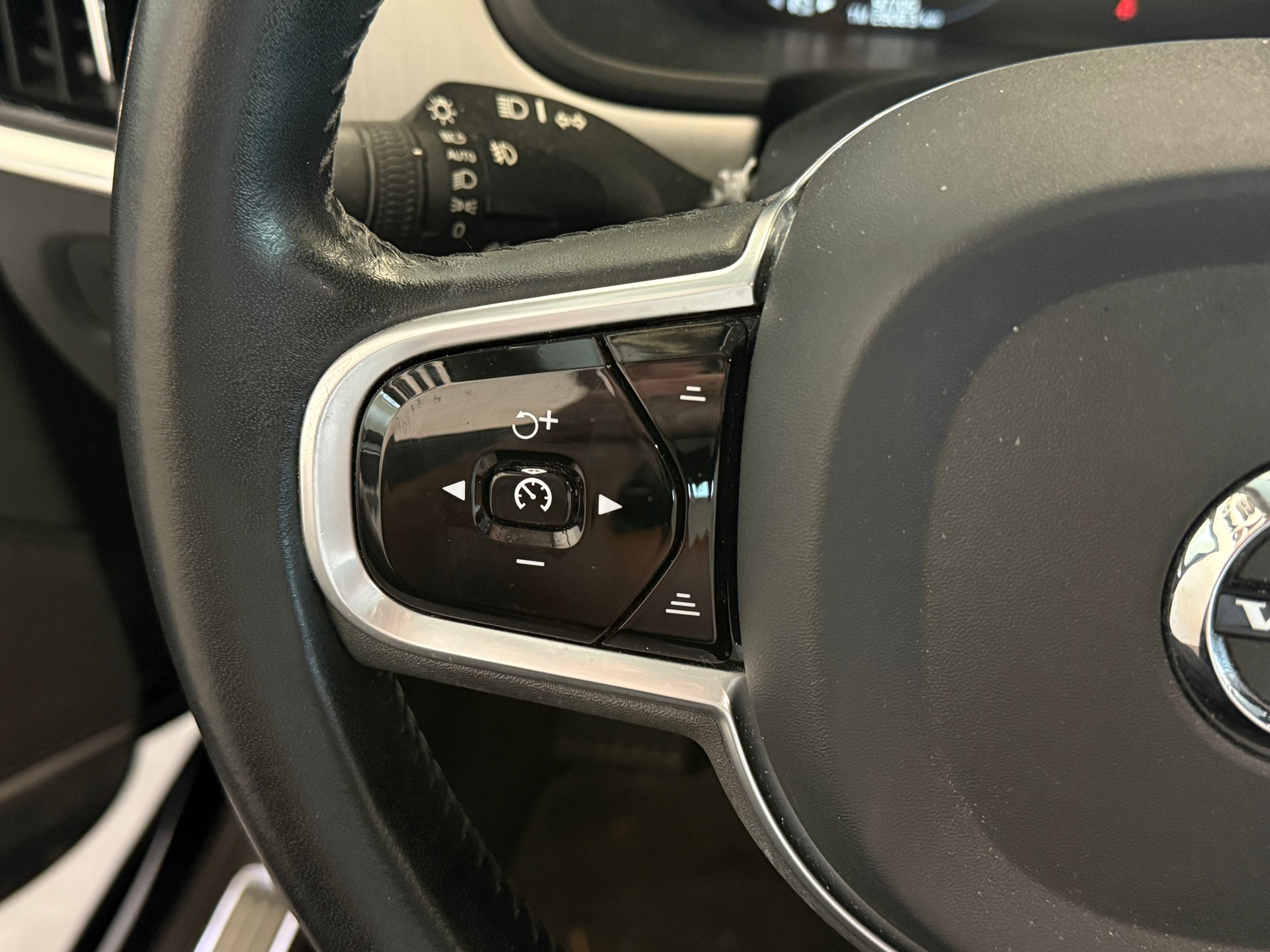 VOLVO V90 D5 AWD Momentum Geartronic Powerpulse-image-5