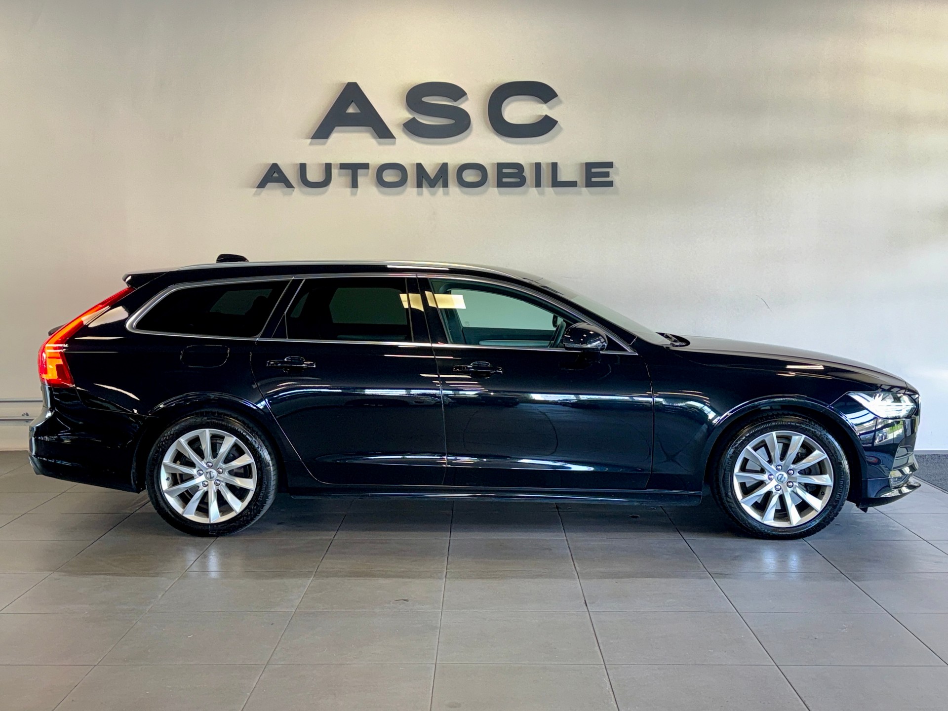 VOLVO V90 D5 AWD Momentum Geartronic Powerpulse-image-1