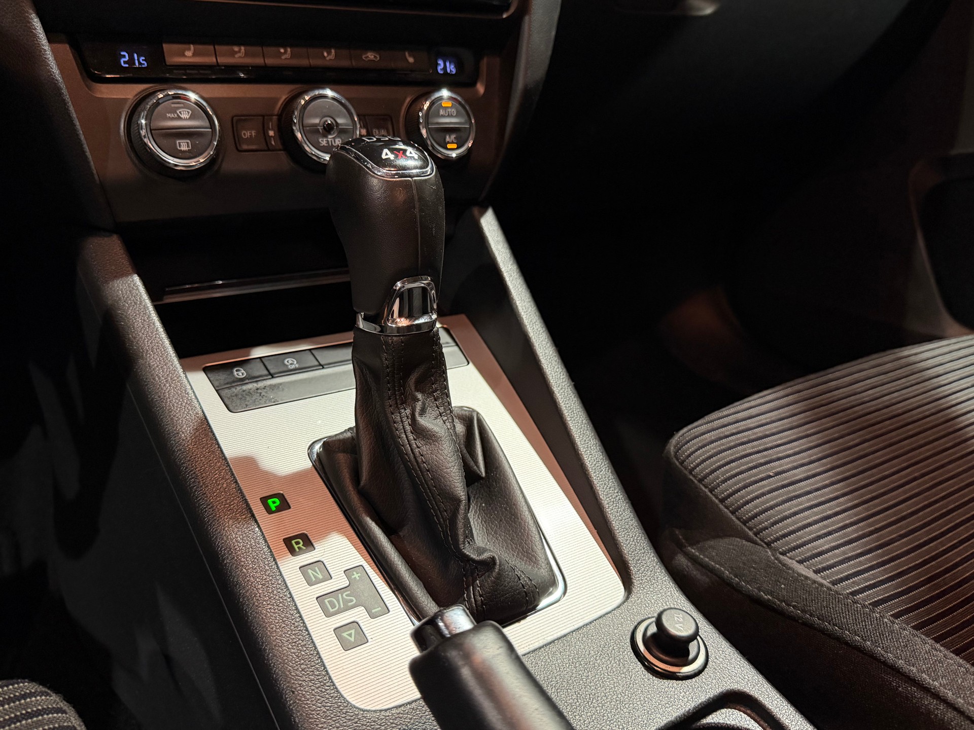 SKODA Octavia Combi 1.8 TSI Elegance 4x4 DSG-image-15