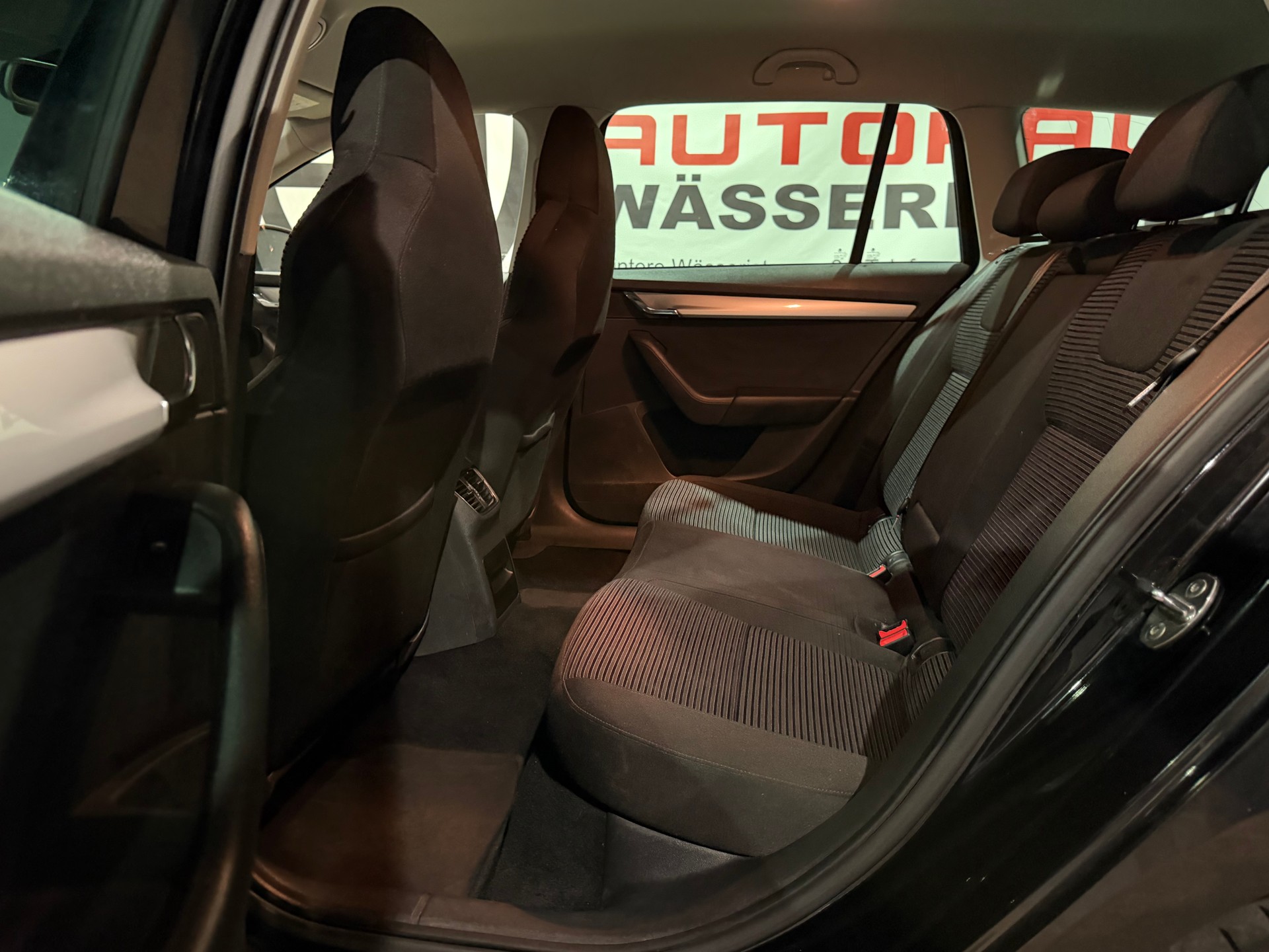SKODA Octavia Combi 1.8 TSI Elegance 4x4 DSG-image-12