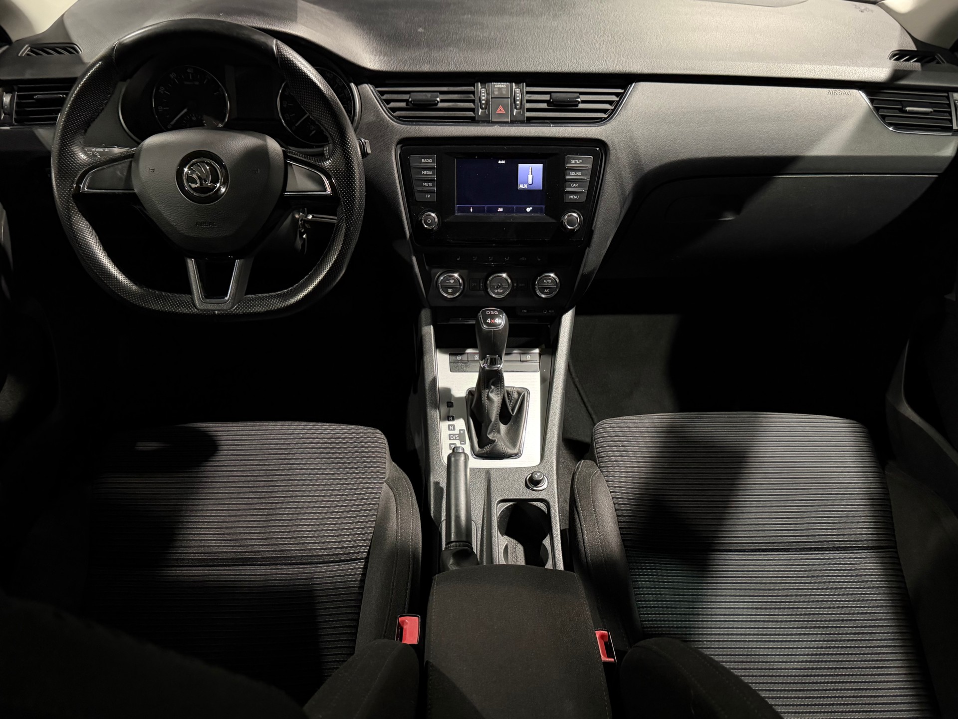SKODA Octavia Combi 1.8 TSI Elegance 4x4 DSG-image-13