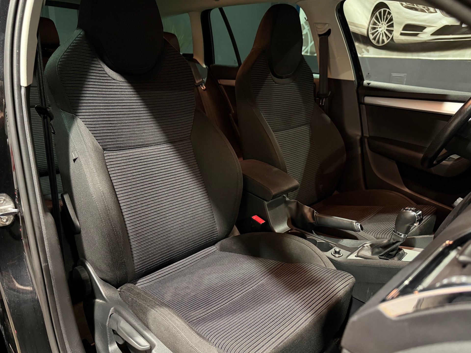 SKODA Octavia Combi 1.8 TSI Elegance 4x4 DSG-image-10