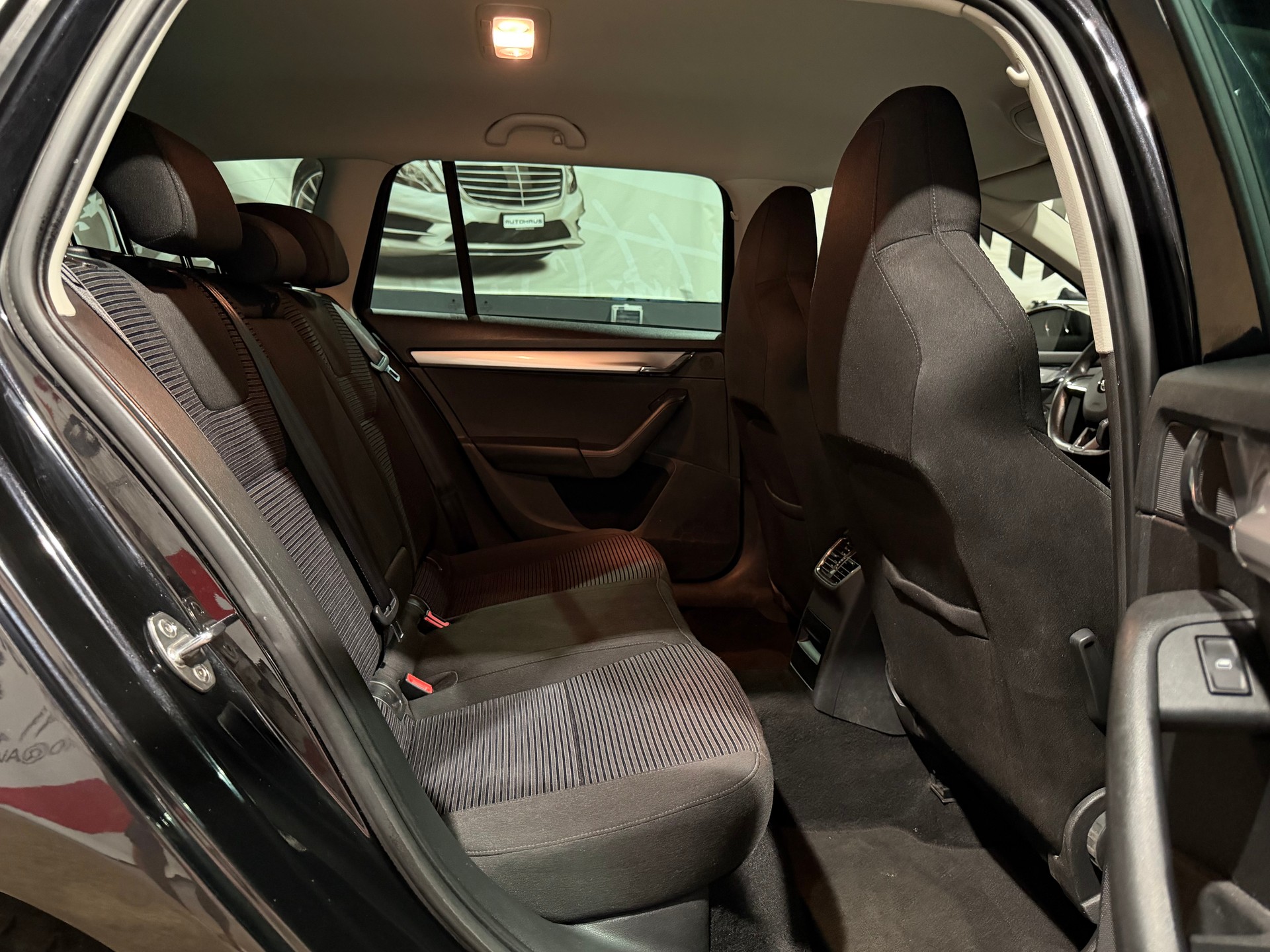 SKODA Octavia Combi 1.8 TSI Elegance 4x4 DSG-image-11