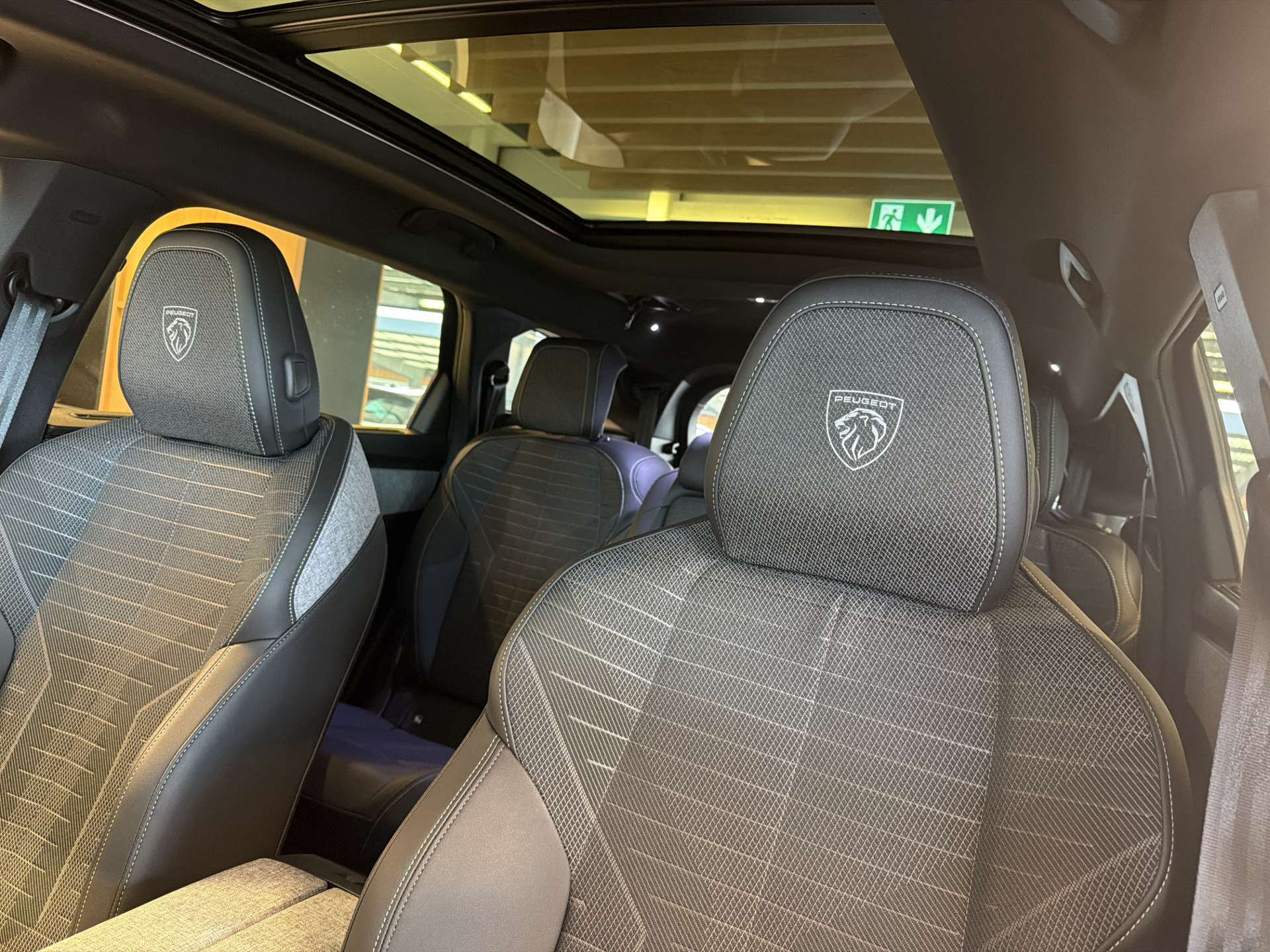 PEUGEOT 5008 145 Hybrid GT 7-Plätzer e-DCS-Automat-image-13