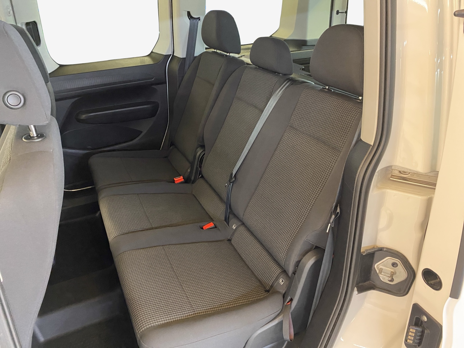 VW Caddy 2.0 TDI-image-11