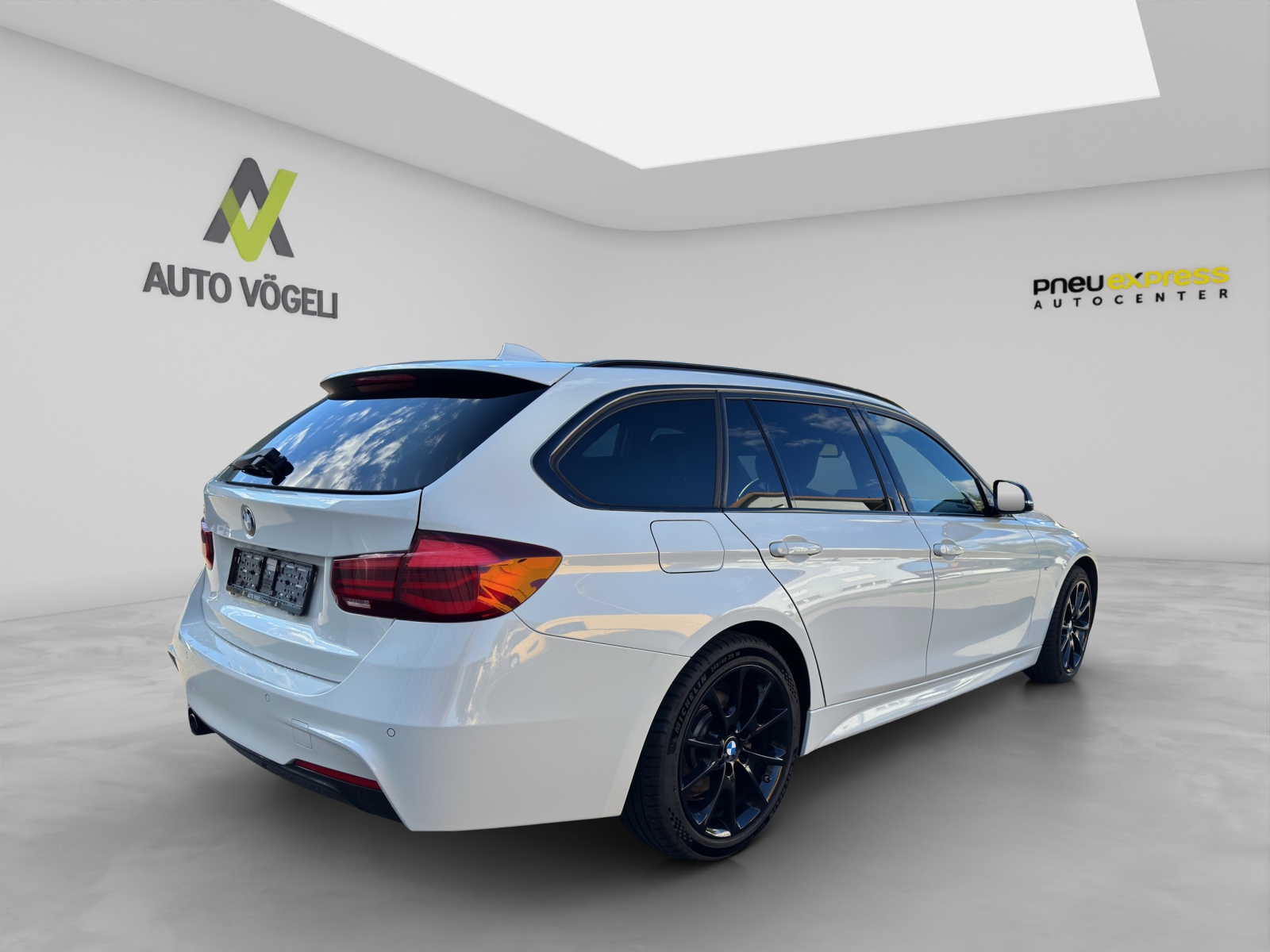 BMW 320d xDrive Touring-image-5