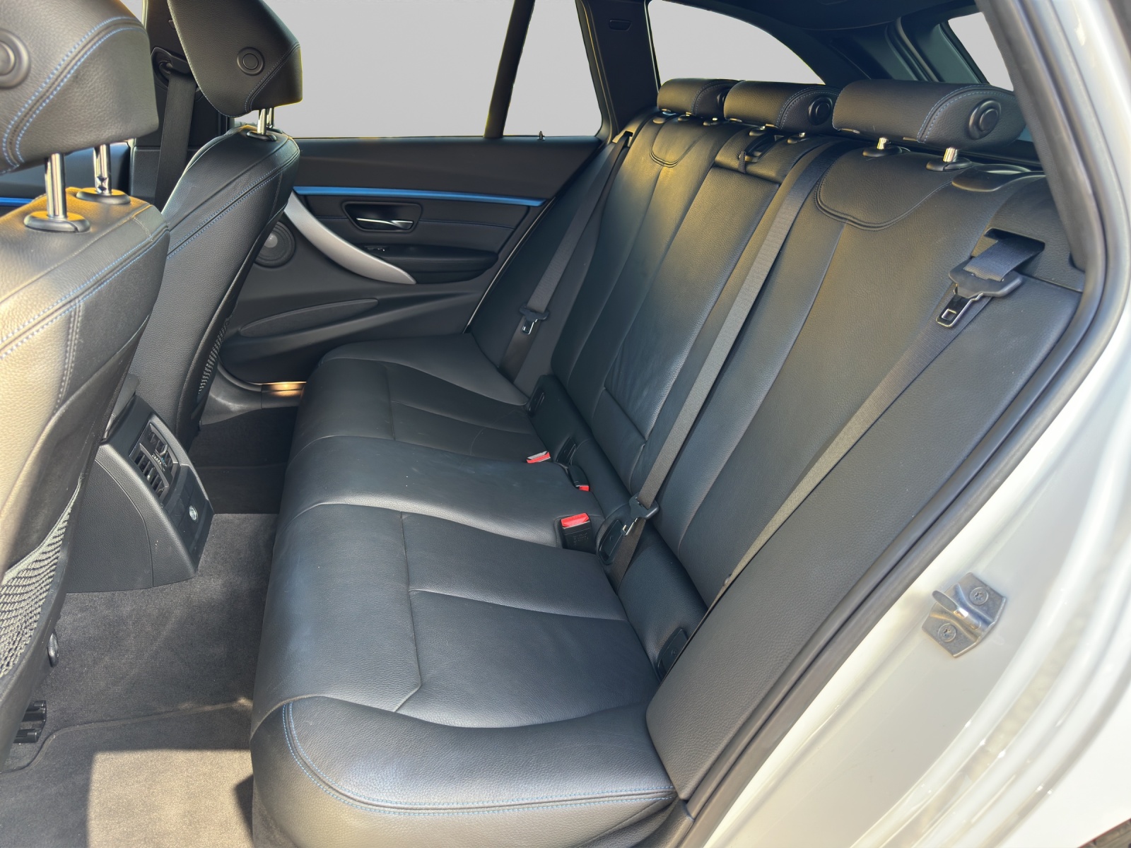 BMW 320d xDrive Touring-image-12