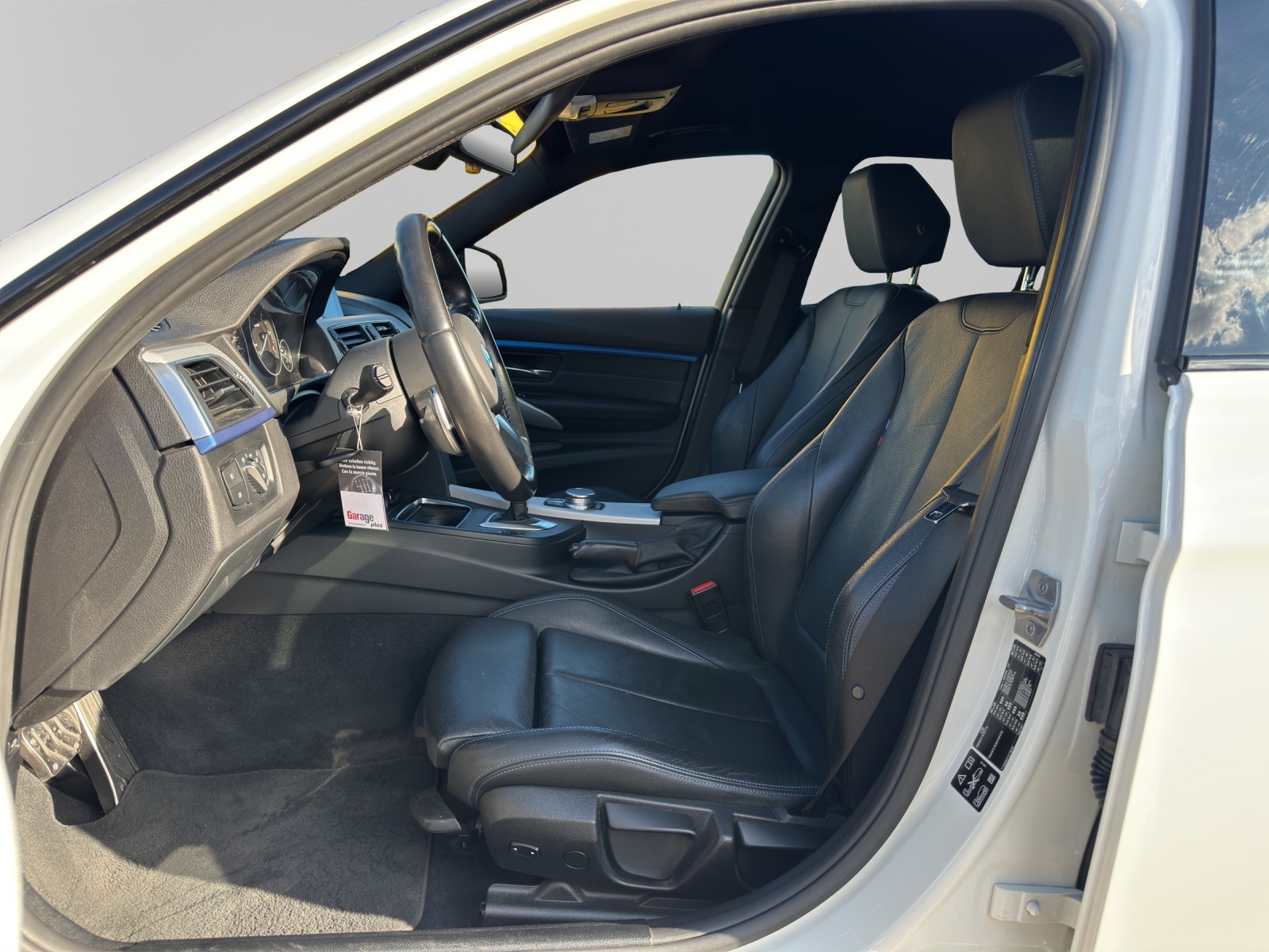 BMW 320d xDrive Touring-image-8