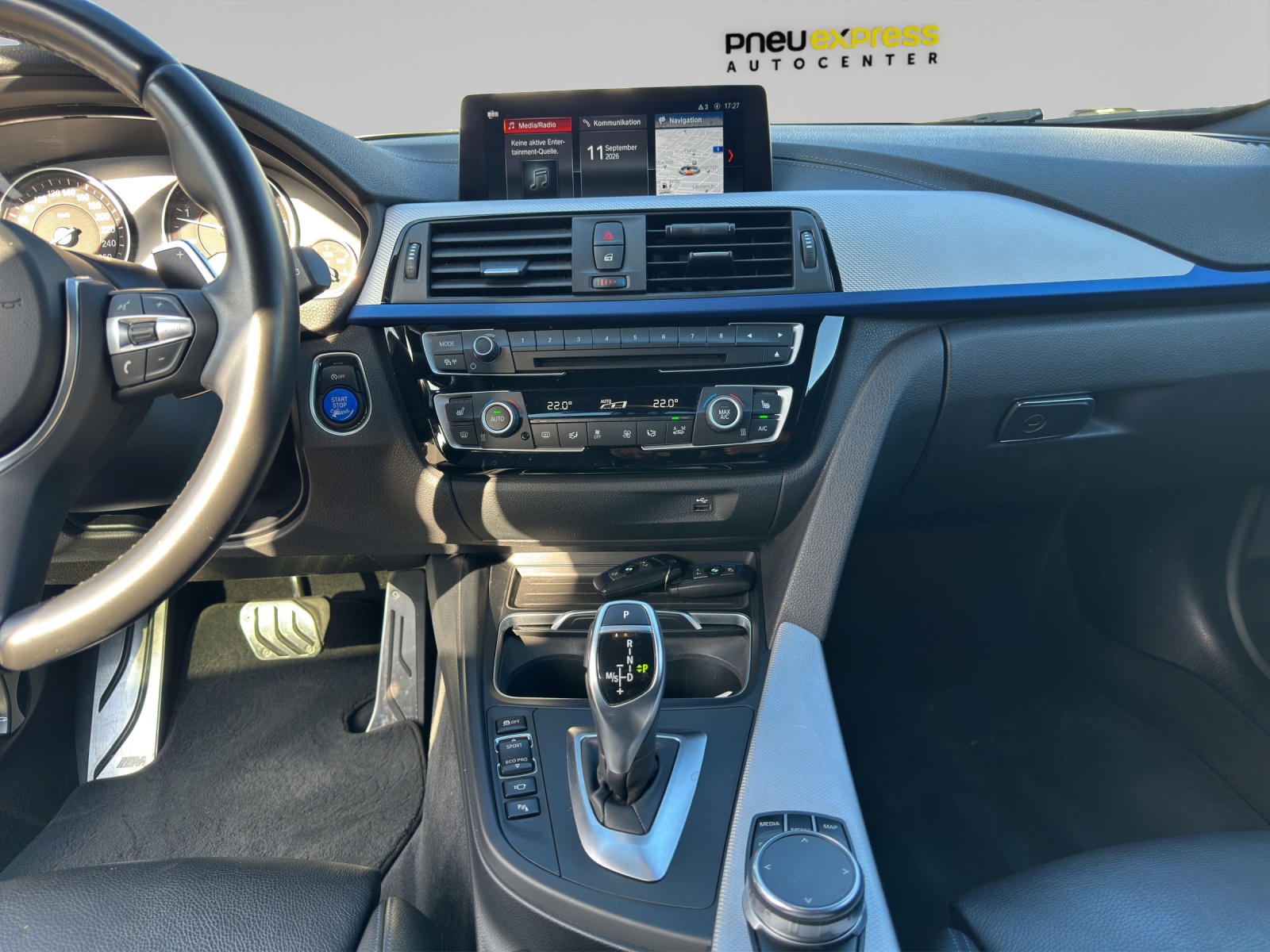 BMW 320d xDrive Touring-image-15