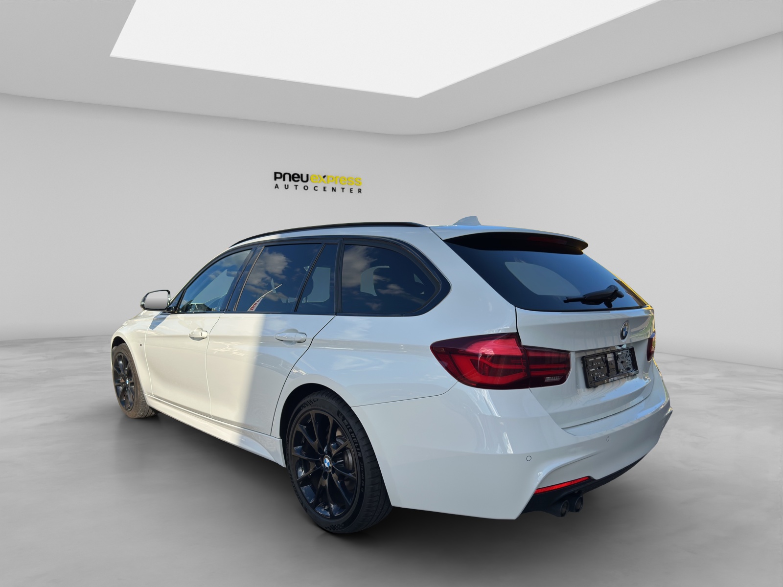 BMW 320d xDrive Touring-showroom-element-3