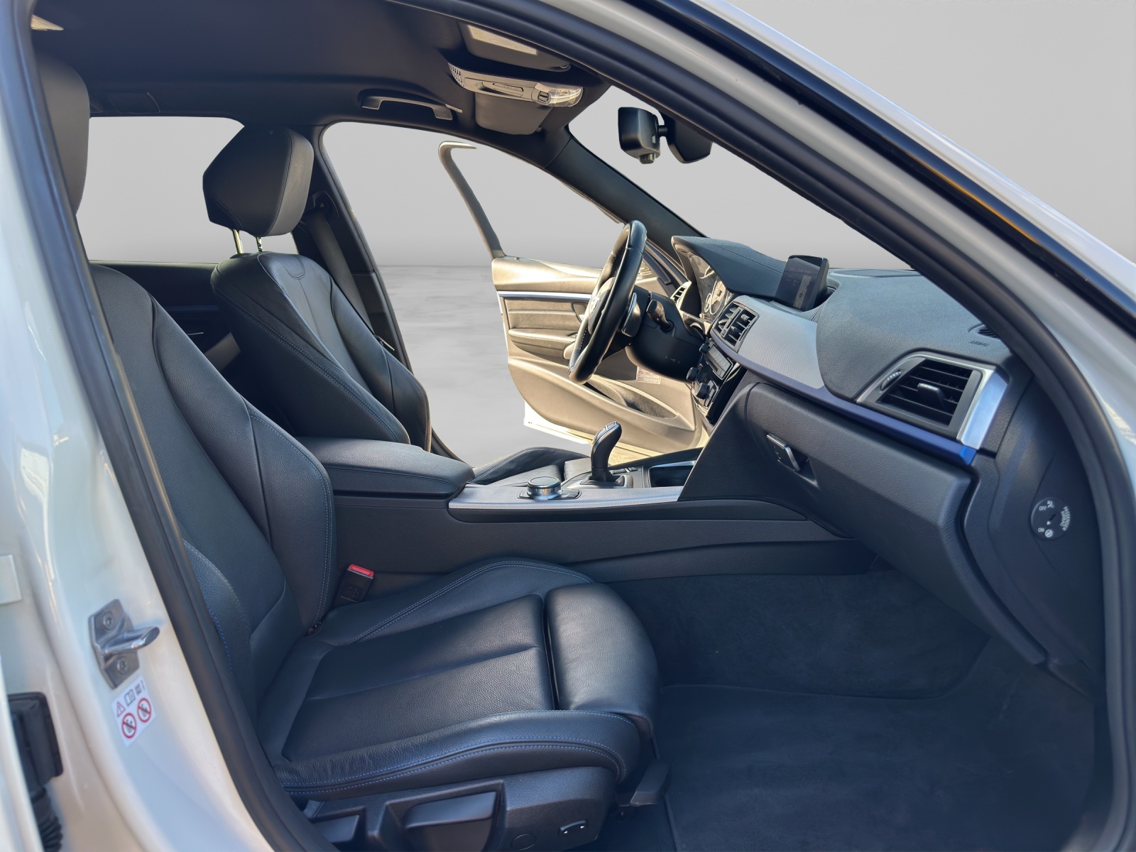 BMW 320d xDrive Touring-image-16