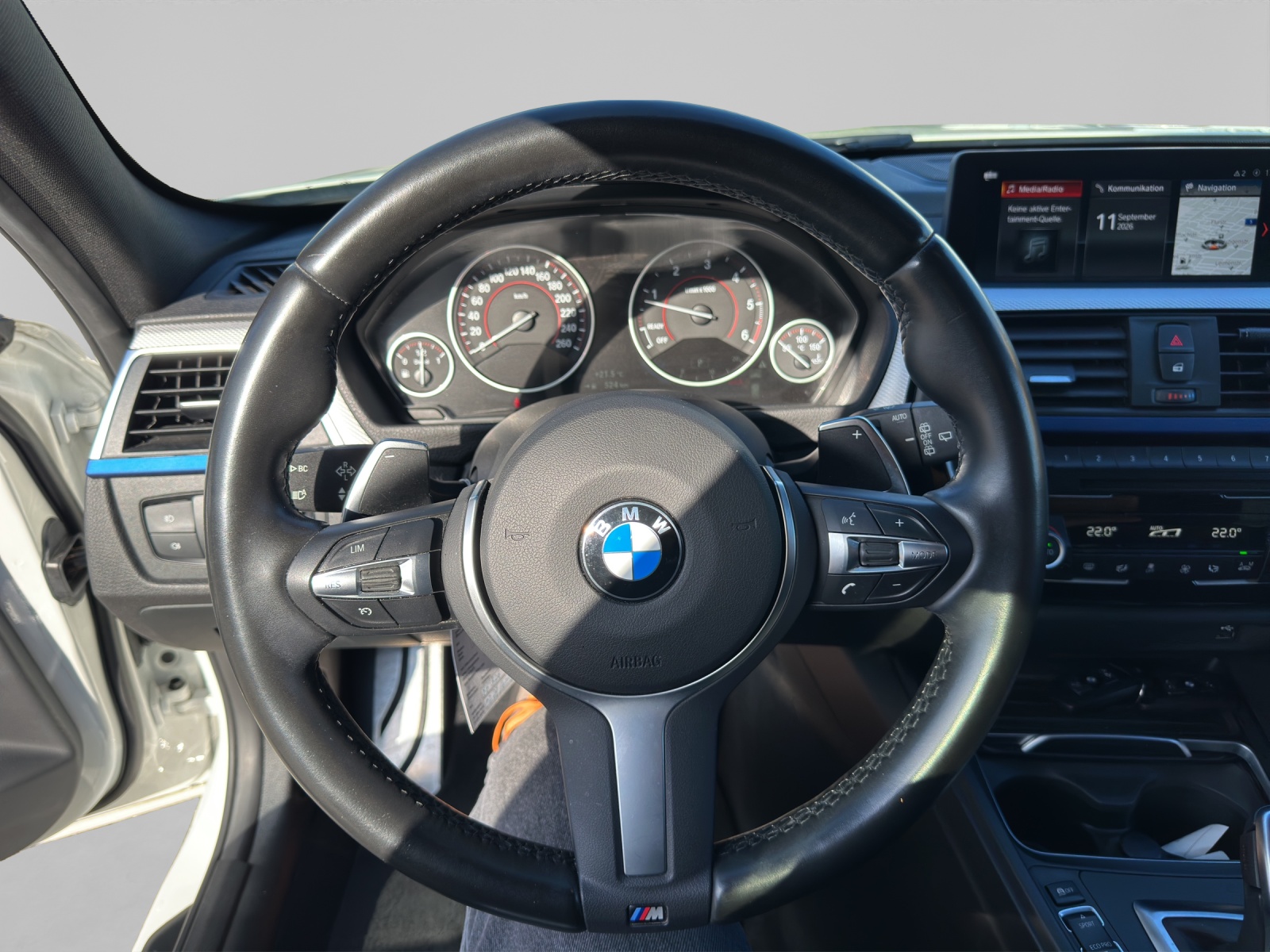 BMW 320d xDrive Touring-image-9