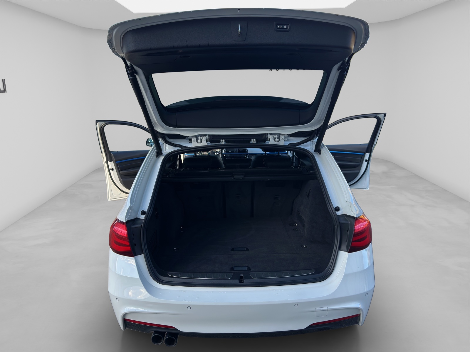BMW 320d xDrive Touring-image-18