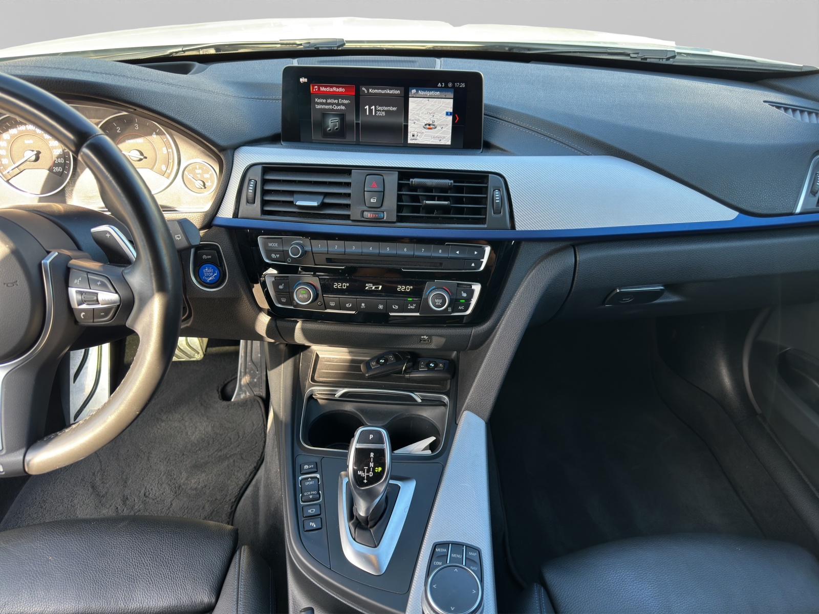 BMW 320d xDrive Touring-image-14
