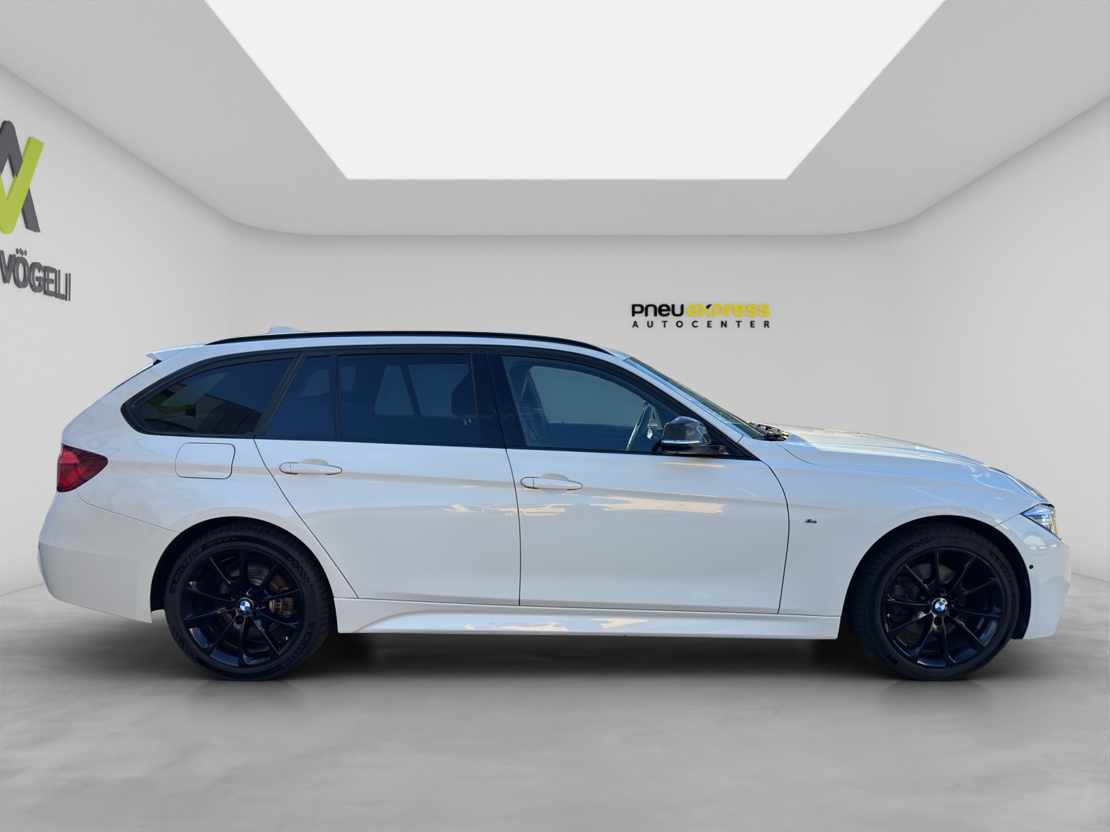 BMW 320d xDrive Touring-image-6