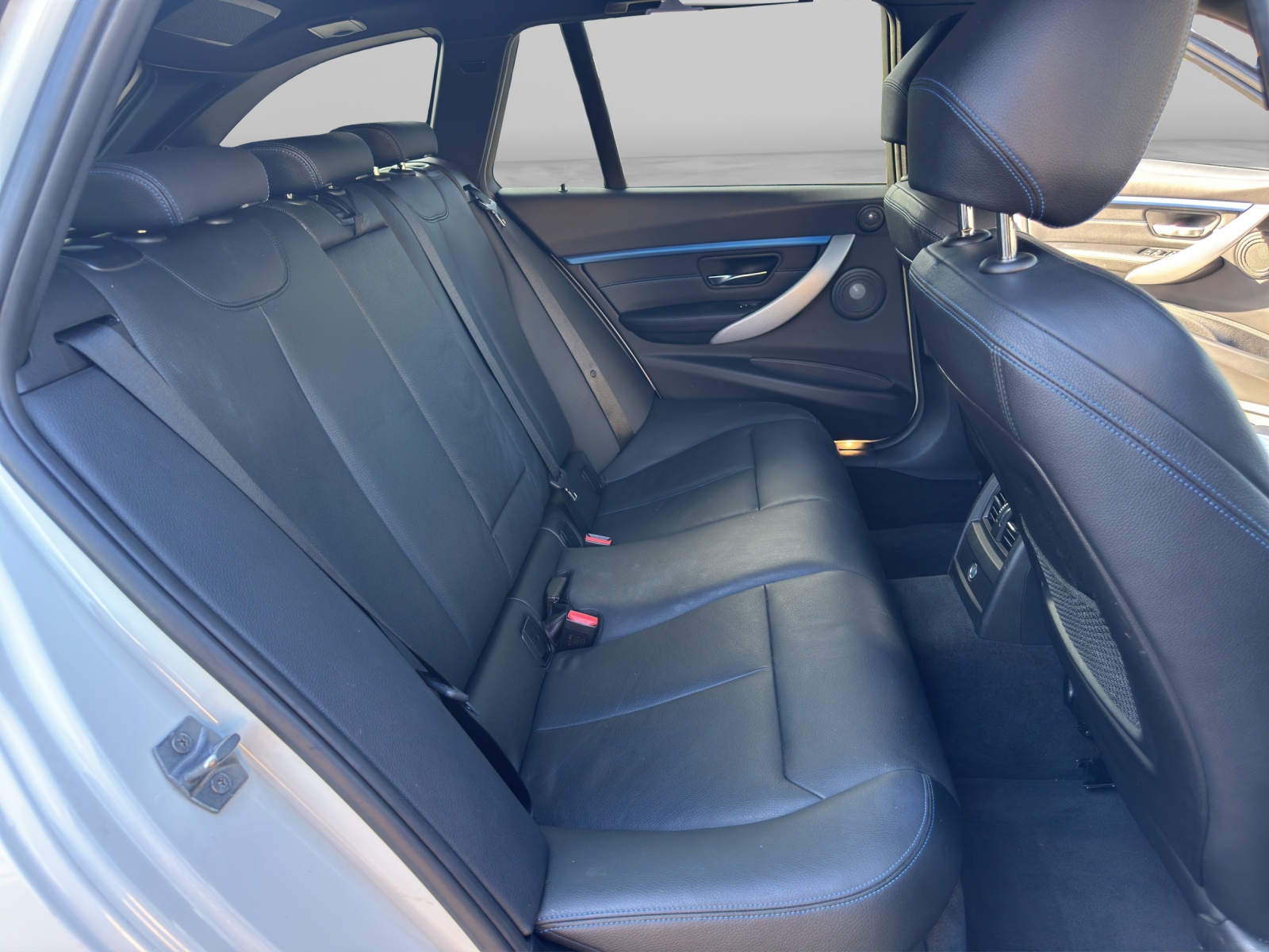 BMW 320d xDrive Touring-image-17