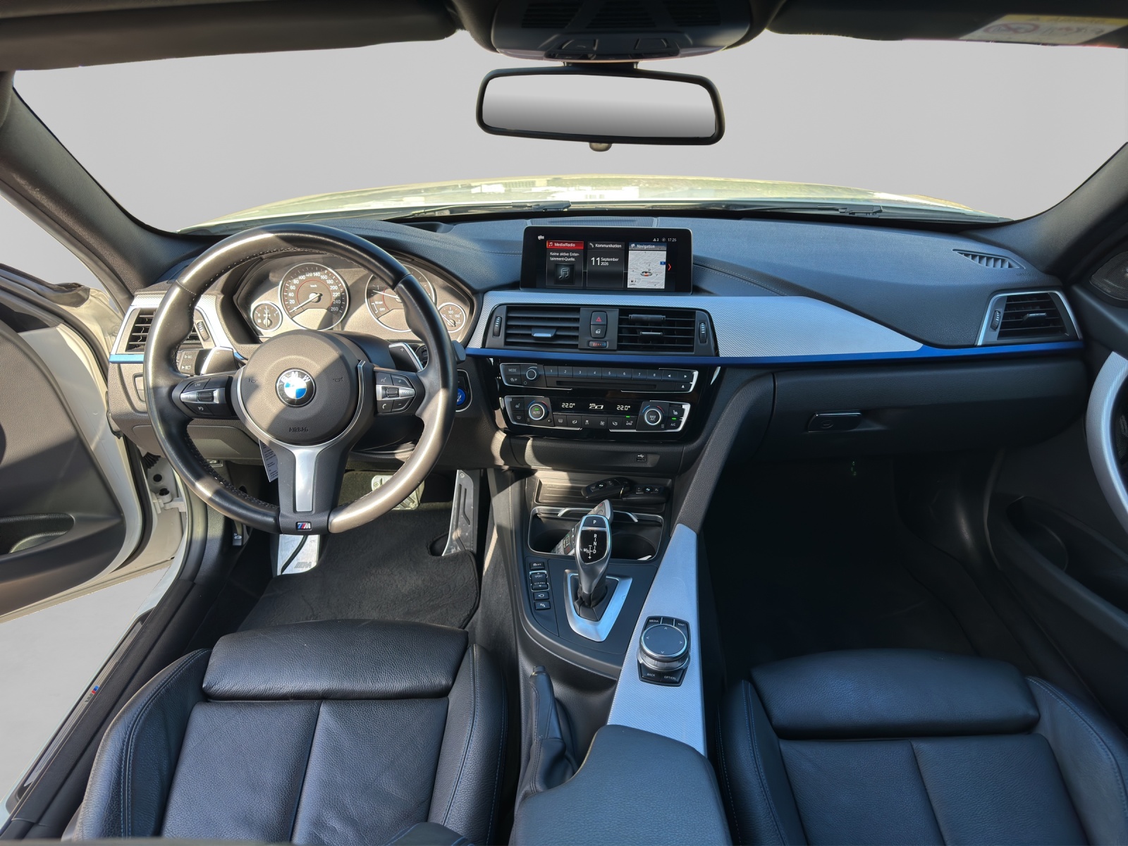 BMW 320d xDrive Touring-image-13