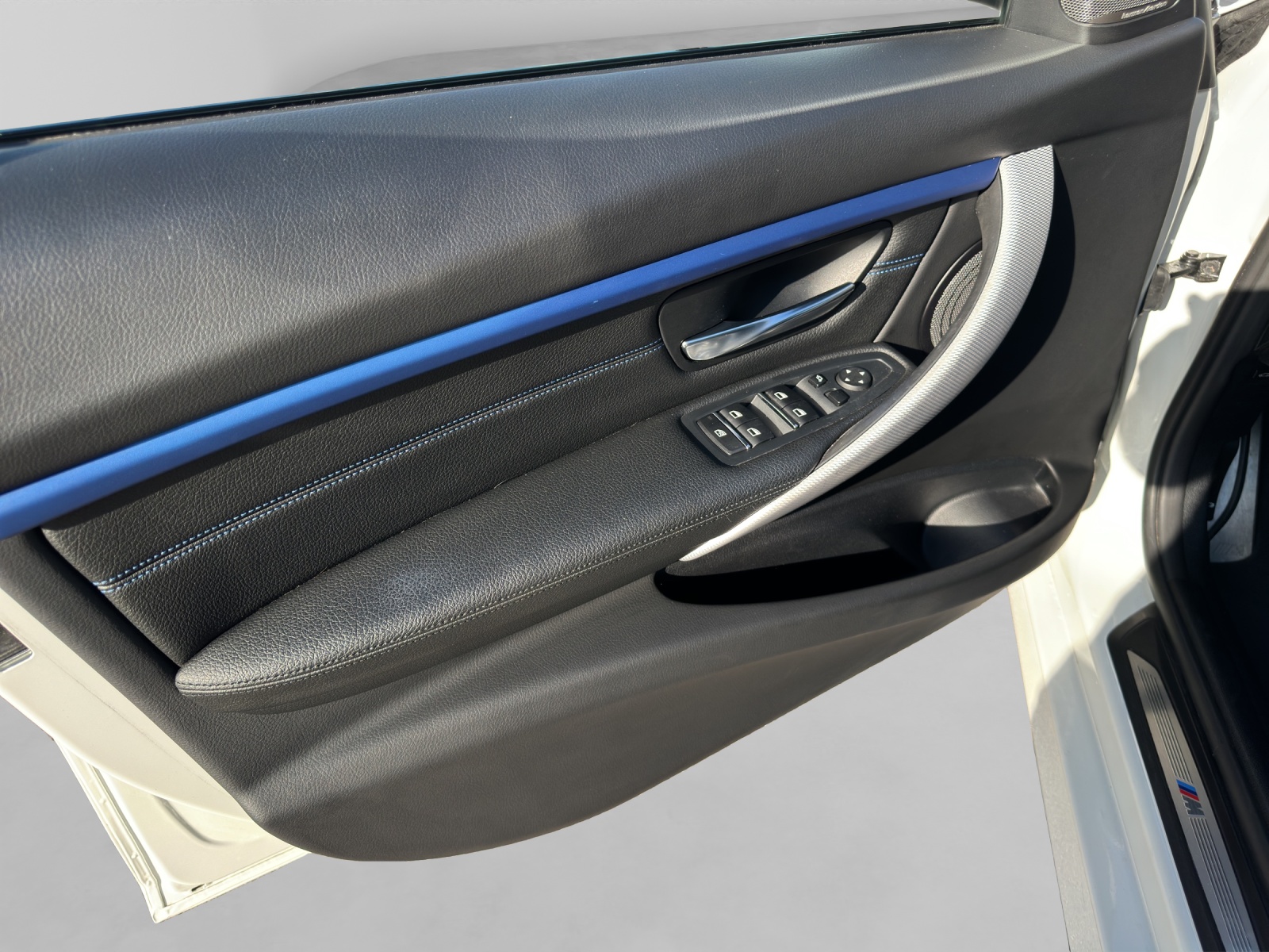 BMW 320d xDrive Touring-image-11