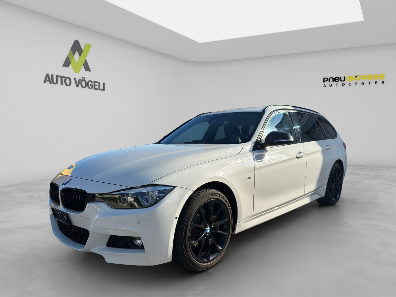 BMW 320d xDrive Touring-showroom-element-1