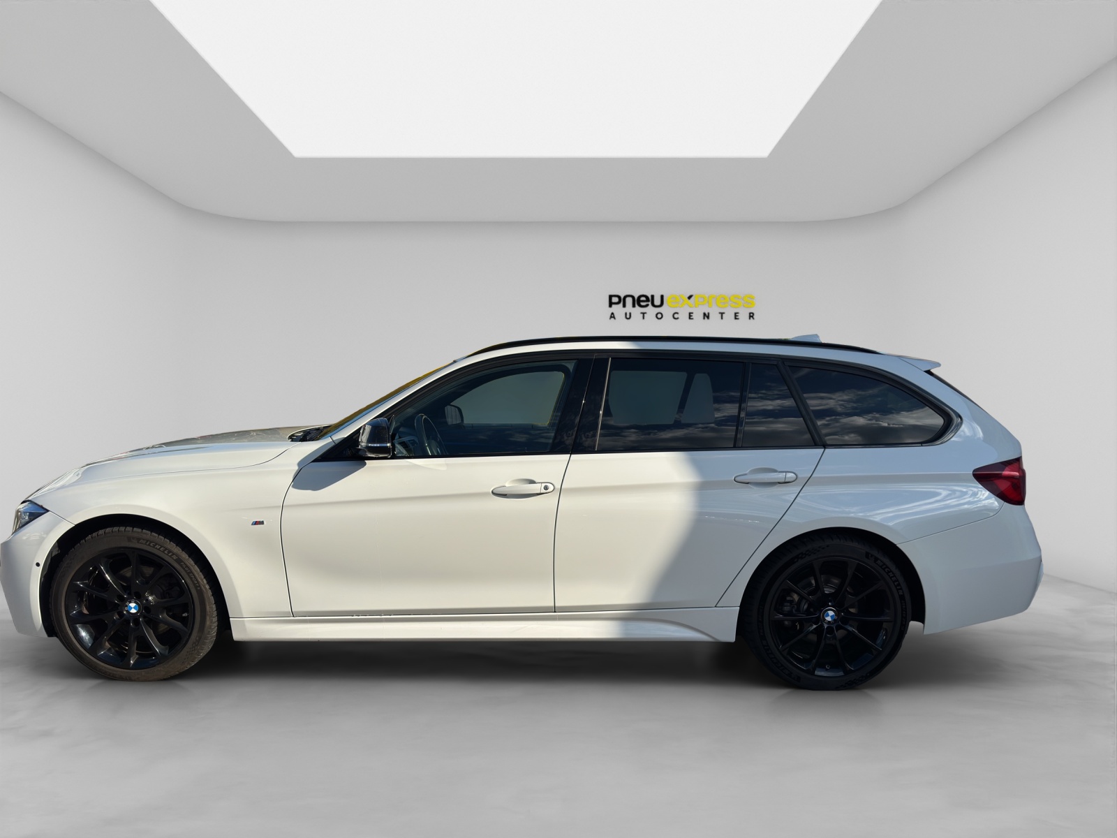 BMW 320d xDrive Touring-showroom-element-2