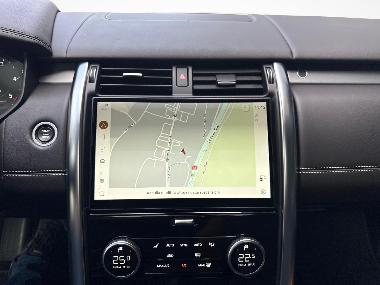 LAND ROVER Discovery 3.0 D I6 300 R-Dynamic HSE + Gancio traino elettrico, Barre porta tutto e Pneumatici invernali inclusi-image-15