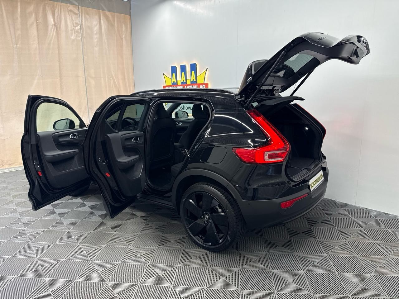 VOLVO EX40 82kWh Twin Motor AWD Black Edition-image-13